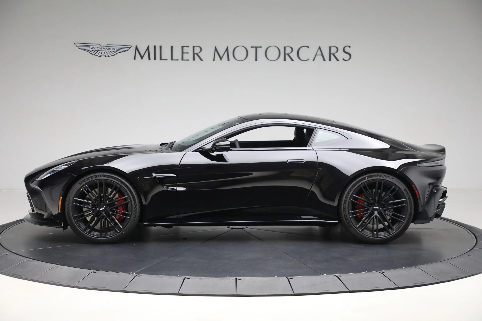 mph001_1046511574_New_2025_Aston_Martin_Vantage_f11e5d014e