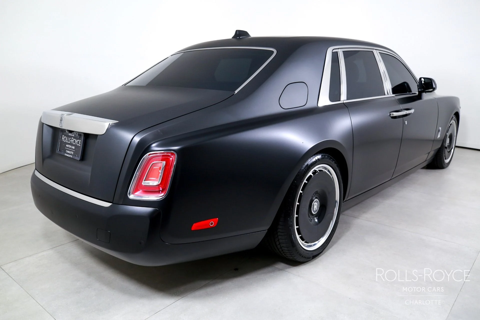 mph001_1082457667_Used_2025_Rolls_Royce_Phantom_1759509476_2a1a430287