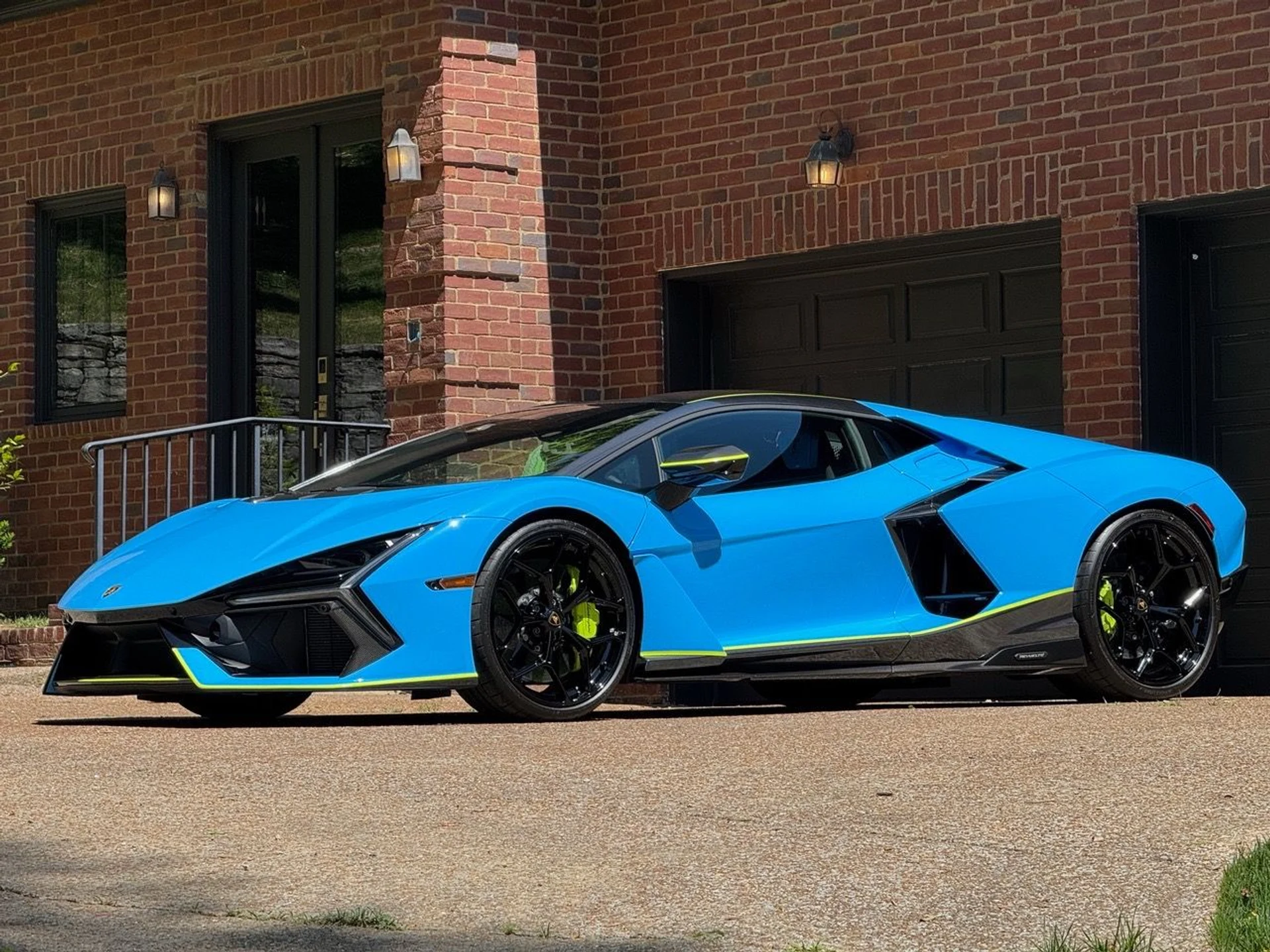 mph001_1107957613_Used_2024_Lamborghini_Revuelto_1778796108_8f92976710