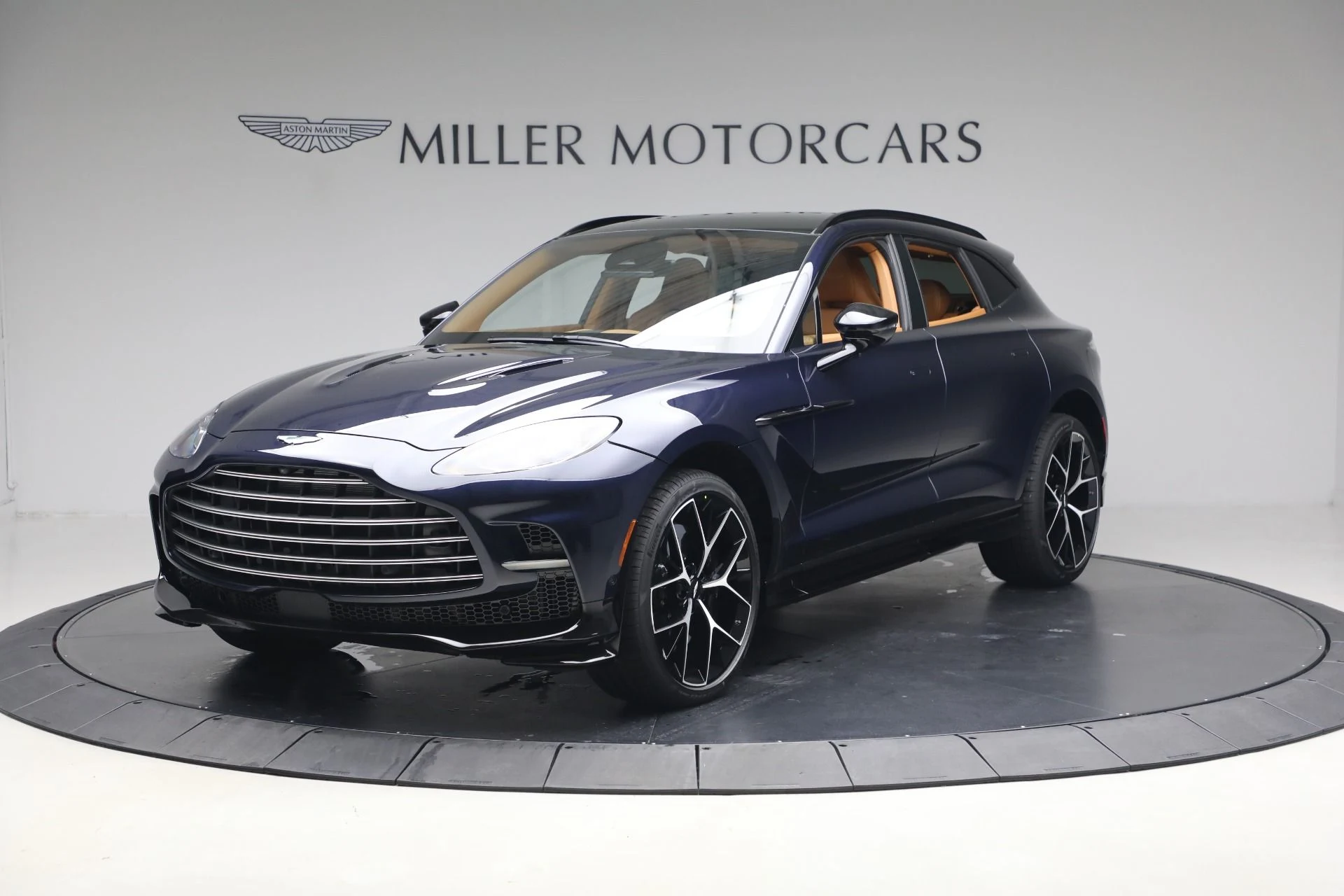 mph001_1143239564_New_2026_Aston_Martin_DBX_707_1766528371_5c13b99080