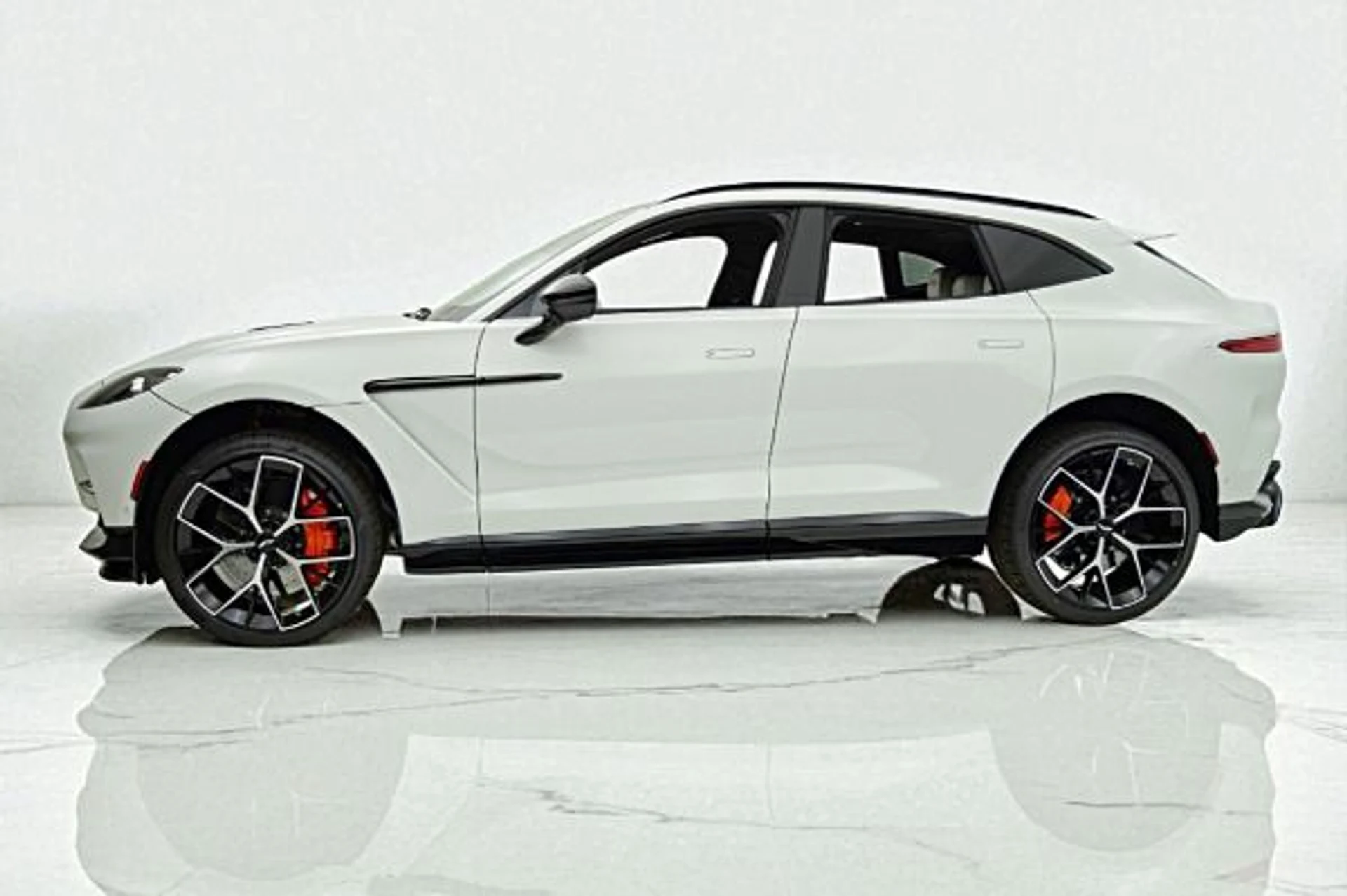 mph001_1150233584_New_2025_Aston_Martin_DBX_707_198d2351b6
