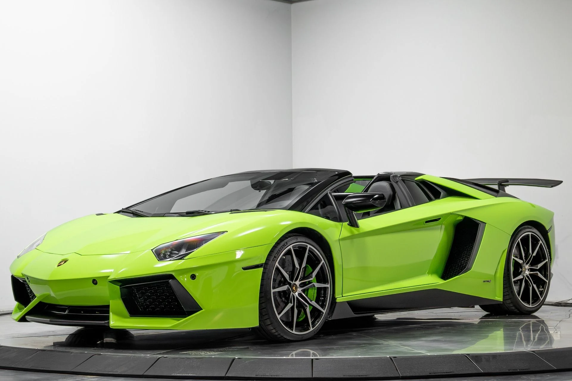 mph001_1153180390_Used_2015_Lamborghini_Aventador_1764724110_d4a150cb02