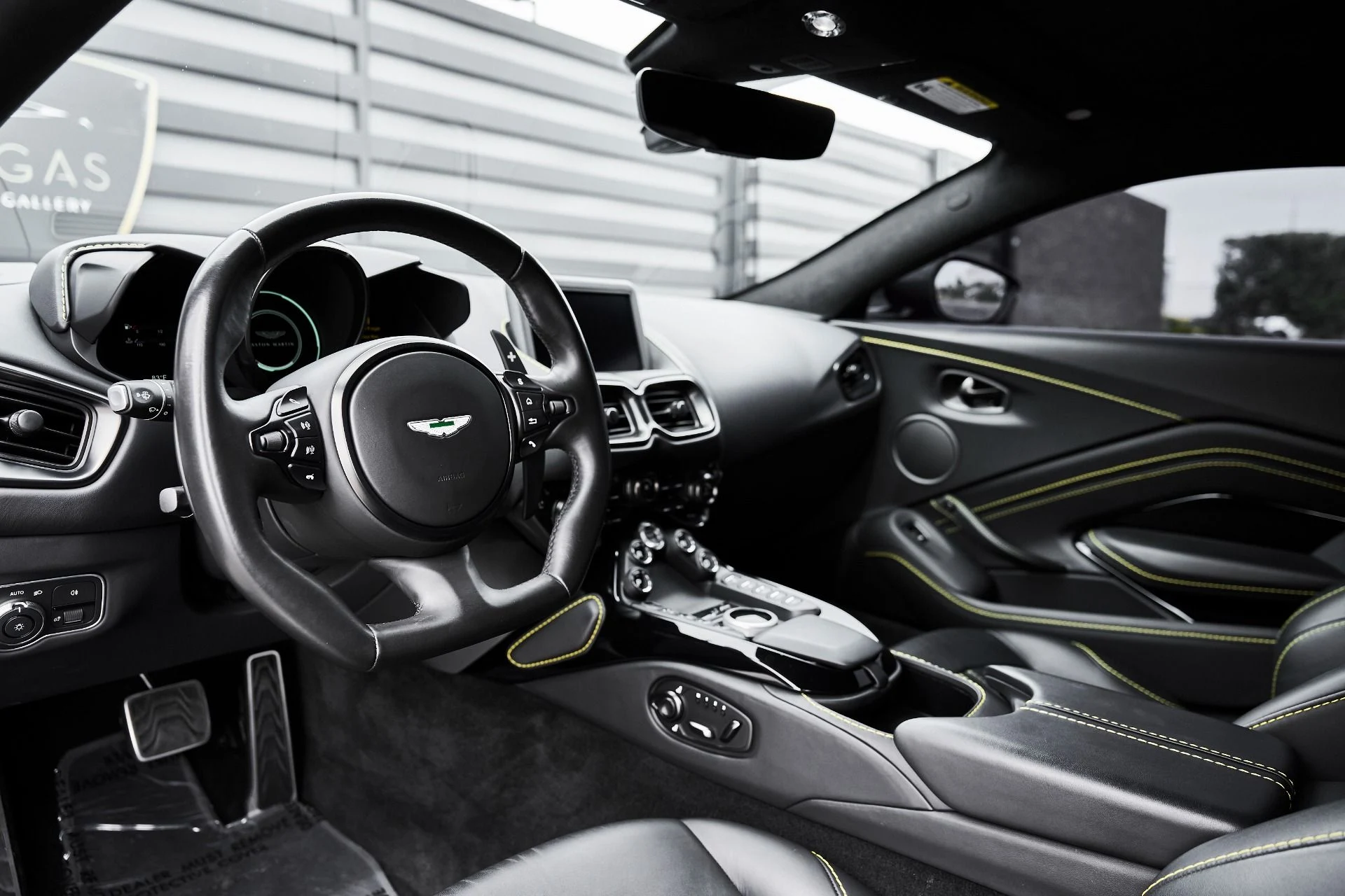 mph001_1175292257_Used_2023_Aston_Martin_Vantage_1775333279_abe08a8deb