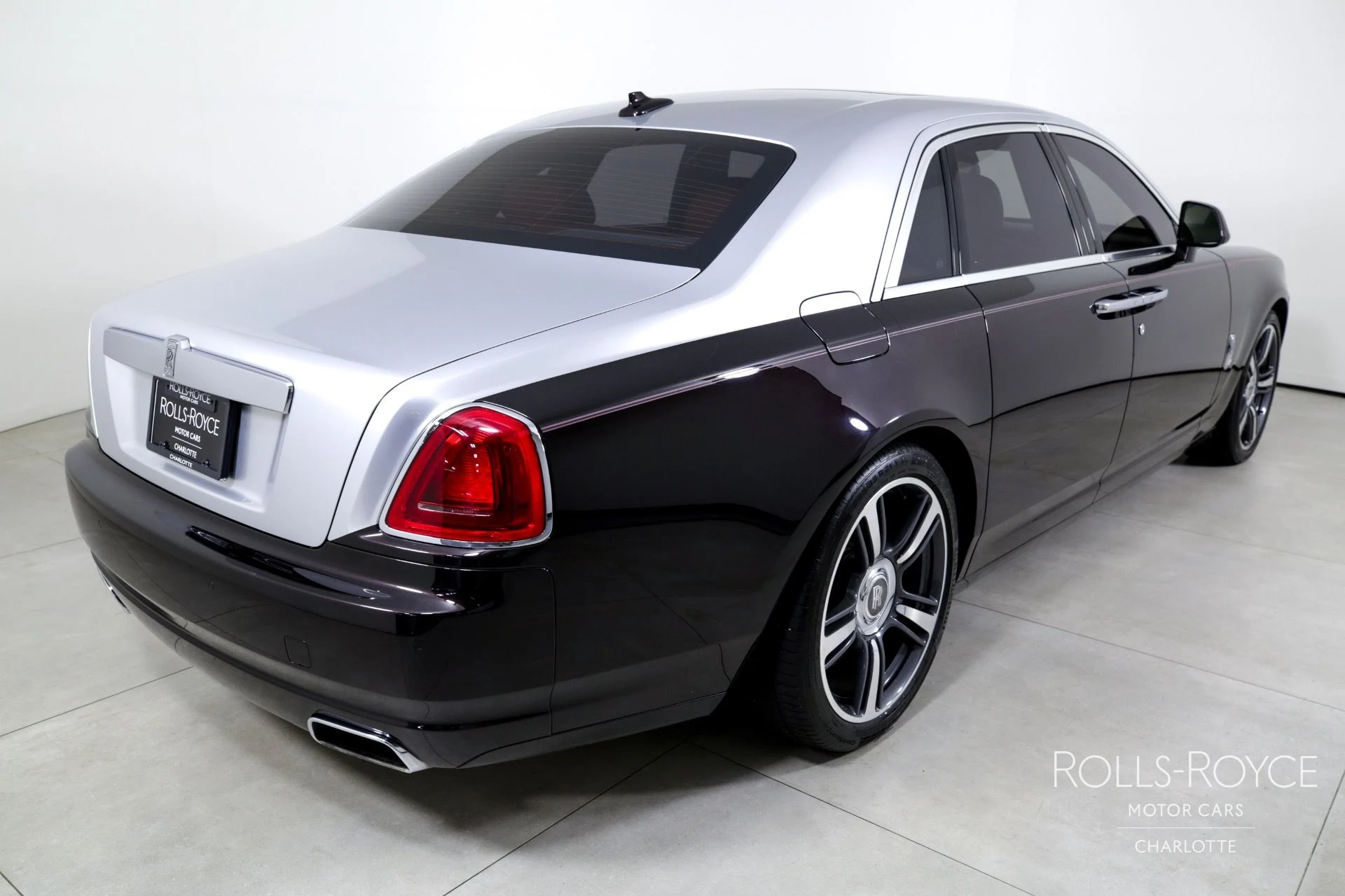mph001_1261292686_Used_2014_Rolls_Royce_Ghost_1747161700_e53a863276