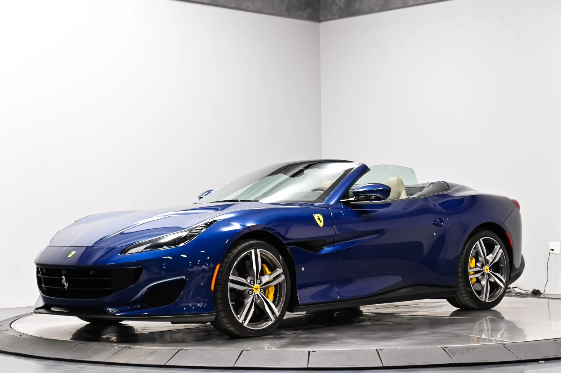 mph001_1268455135_Used_2019_Ferrari_Portofino_Base_1790278406_5e8e479077