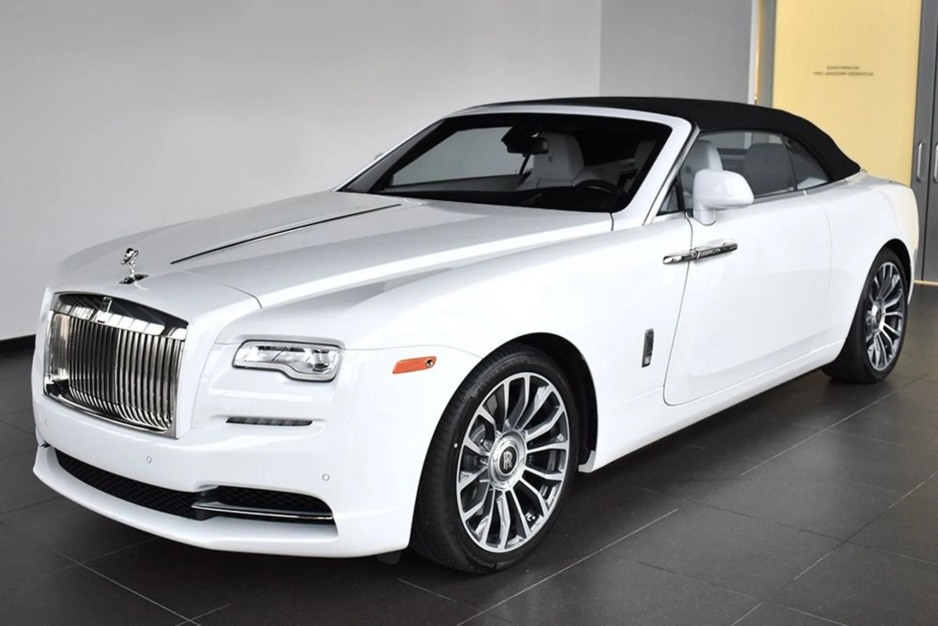 mph001_1329635833_Used_2018_Rolls_Royce_Dawn_1528229813_049ba781ed