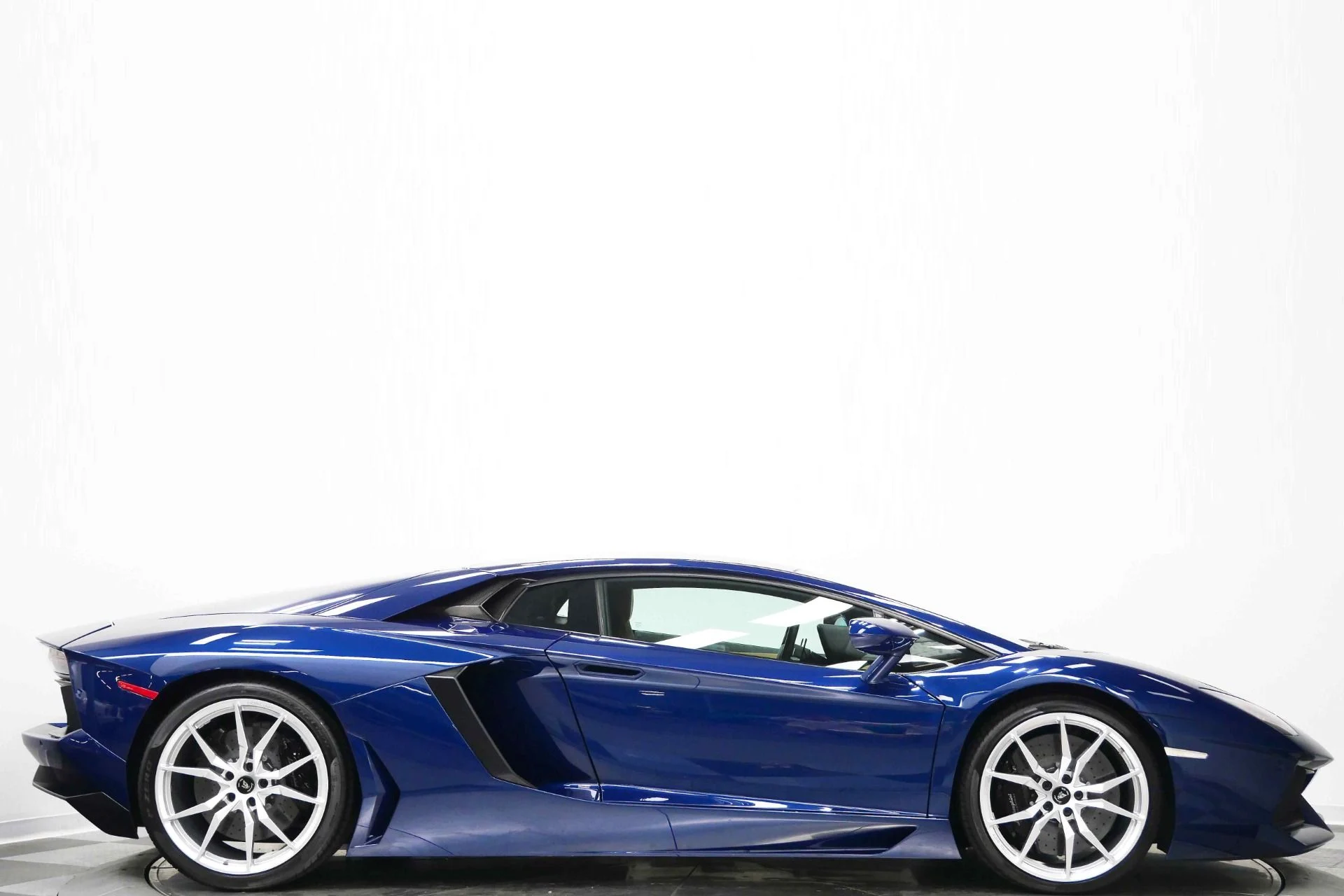 mph001_1346341664_Used_2014_Lamborghini_Aventador_LP_700_4_Beautiful_Color_Combination_Transparent_Engine_Bonnet_1774983686_241c969fd4