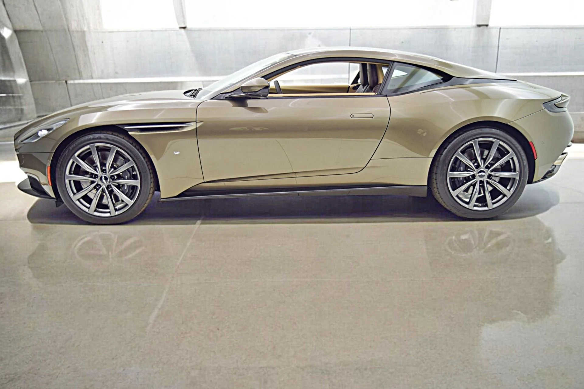 mph001_1351685435_Used_2018_Aston_Martin_DB_11_V12_Coupe_a837556b49