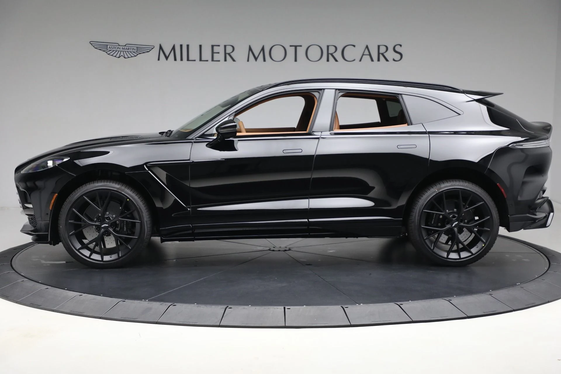 mph001_1362600131_New_2025_Aston_Martin_DBX_707_623e9f3125