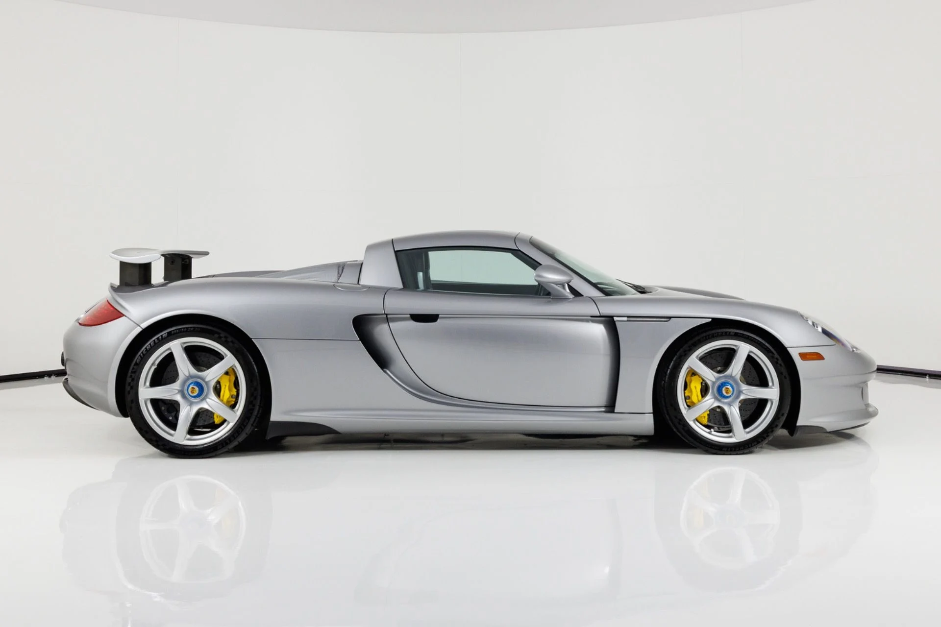 mph001_1383031308_Used_2004_Porsche_Carrera_GT_1780433560_075fb32505
