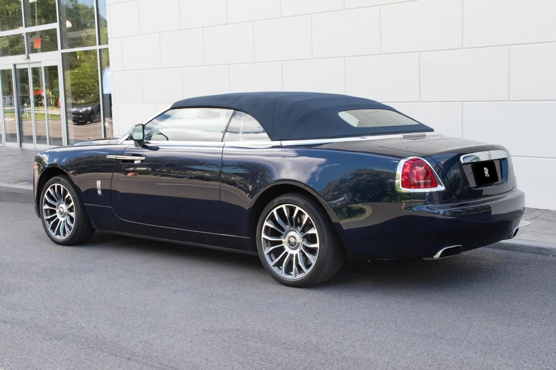 mph001_140893669_Used_2018_Rolls_Royce_Dawn_1724424389_e33d7647f0