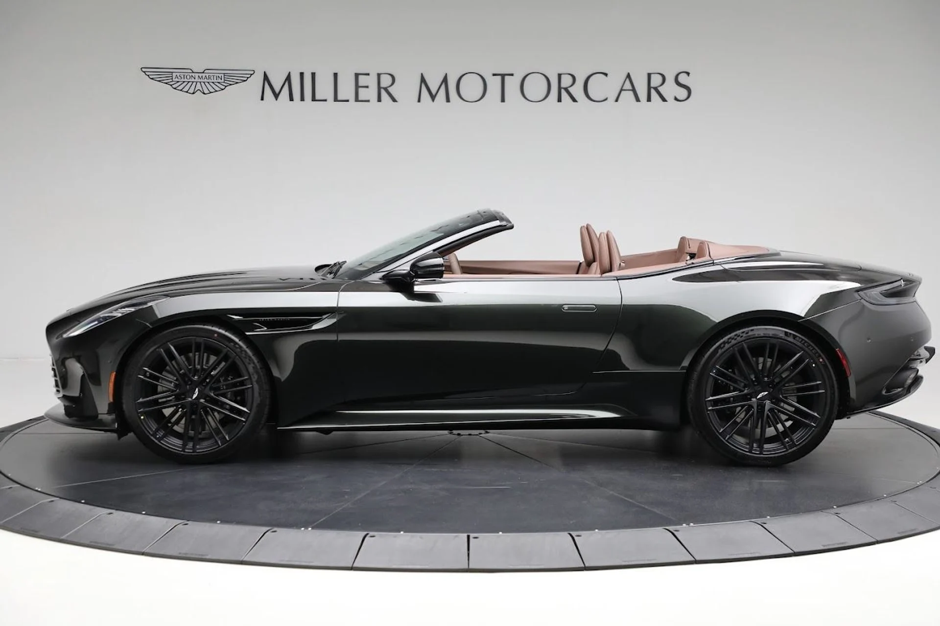 mph001_1440906135_Used_2024_Aston_Martin_DB_12_Volante_b93070fdd7