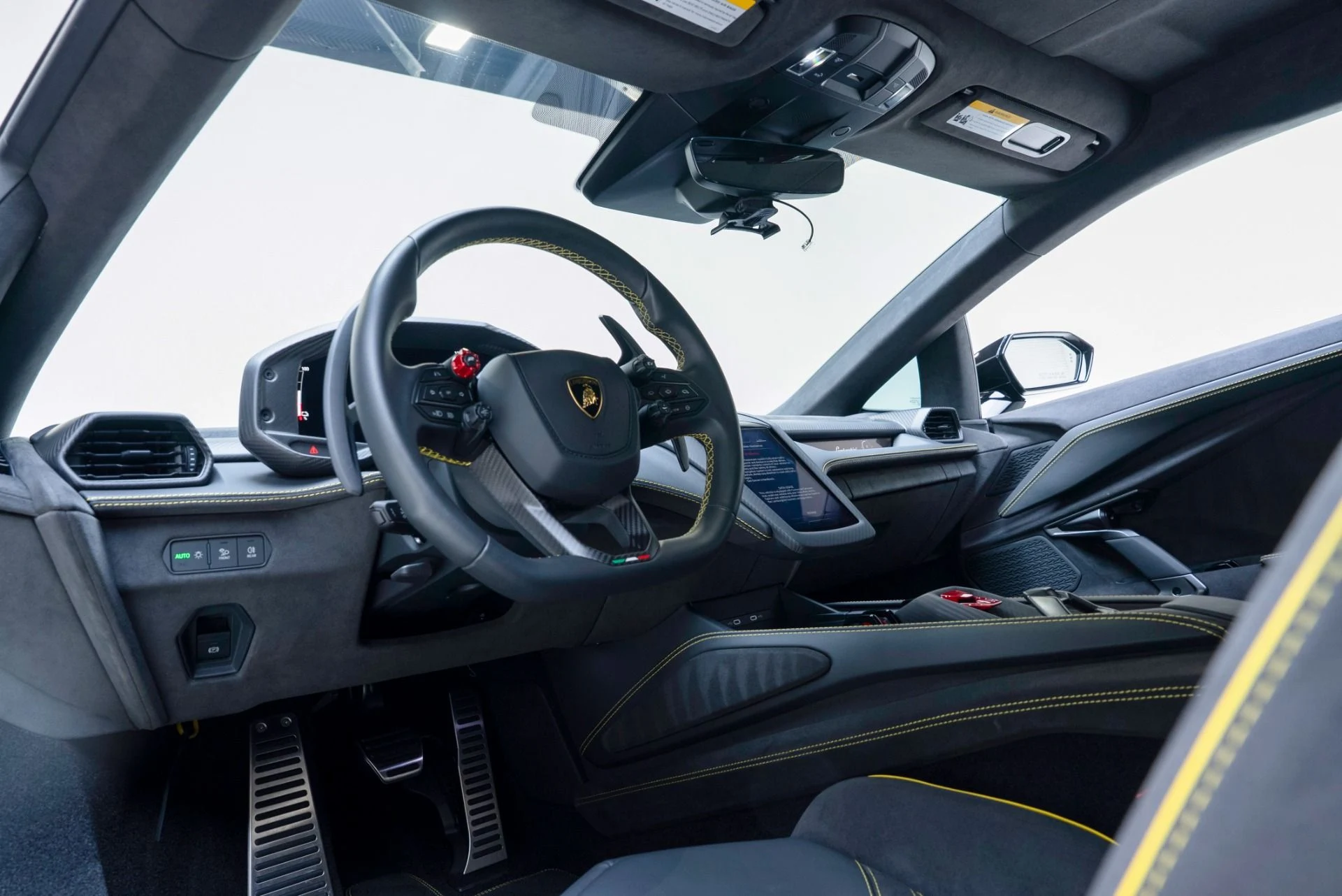 mph001_1458338878_Used_2025_Lamborghini_Revuelto_1779986727_80500876b2