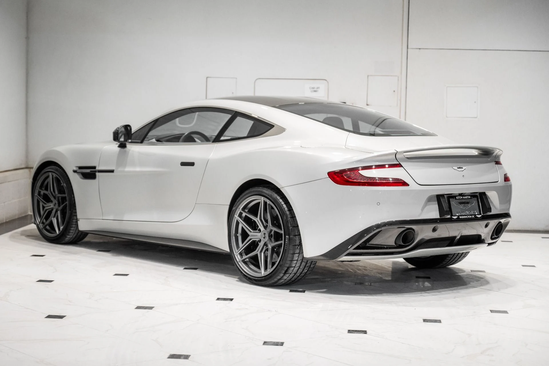 mph001_1464595434_Used_2016_Aston_Martin_Vanquish_V12_1770132200_5ea2b31042