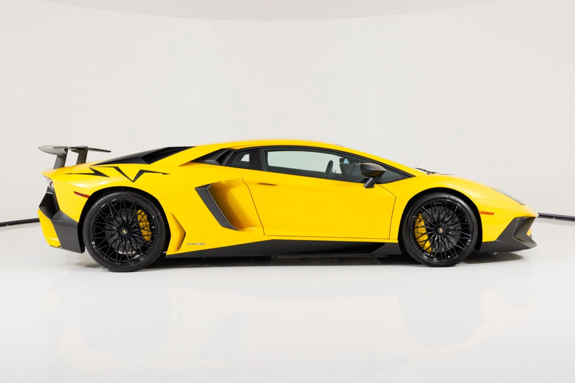 mph001_1481414528_Used_2016_Lamborghini_Aventador_LP_750_4_Superveloce_1785278414_8ee181d8a5