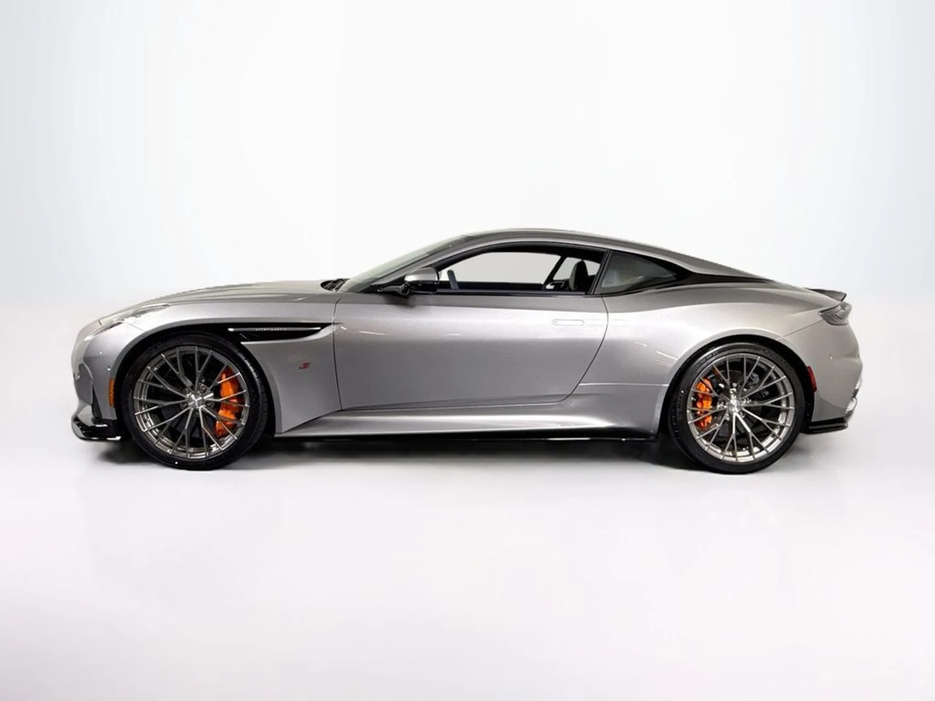 mph001_1498745748_new_2026_aston_martin_db12_11350_23038289_2_1024_eff582d32c