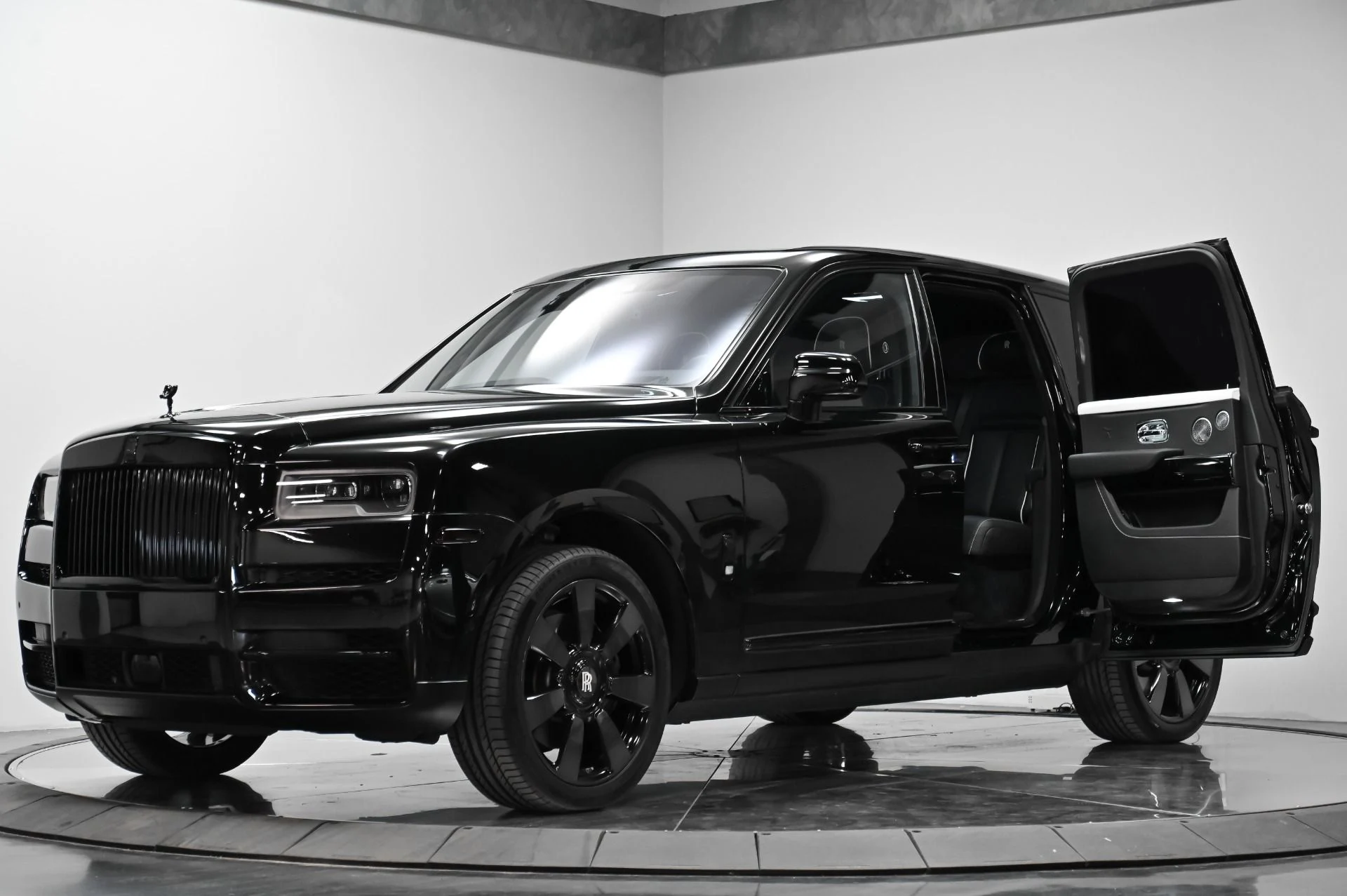 mph001_153299175_Used_2019_Rolls_Royce_Cullinan_1761408905_1149eab593