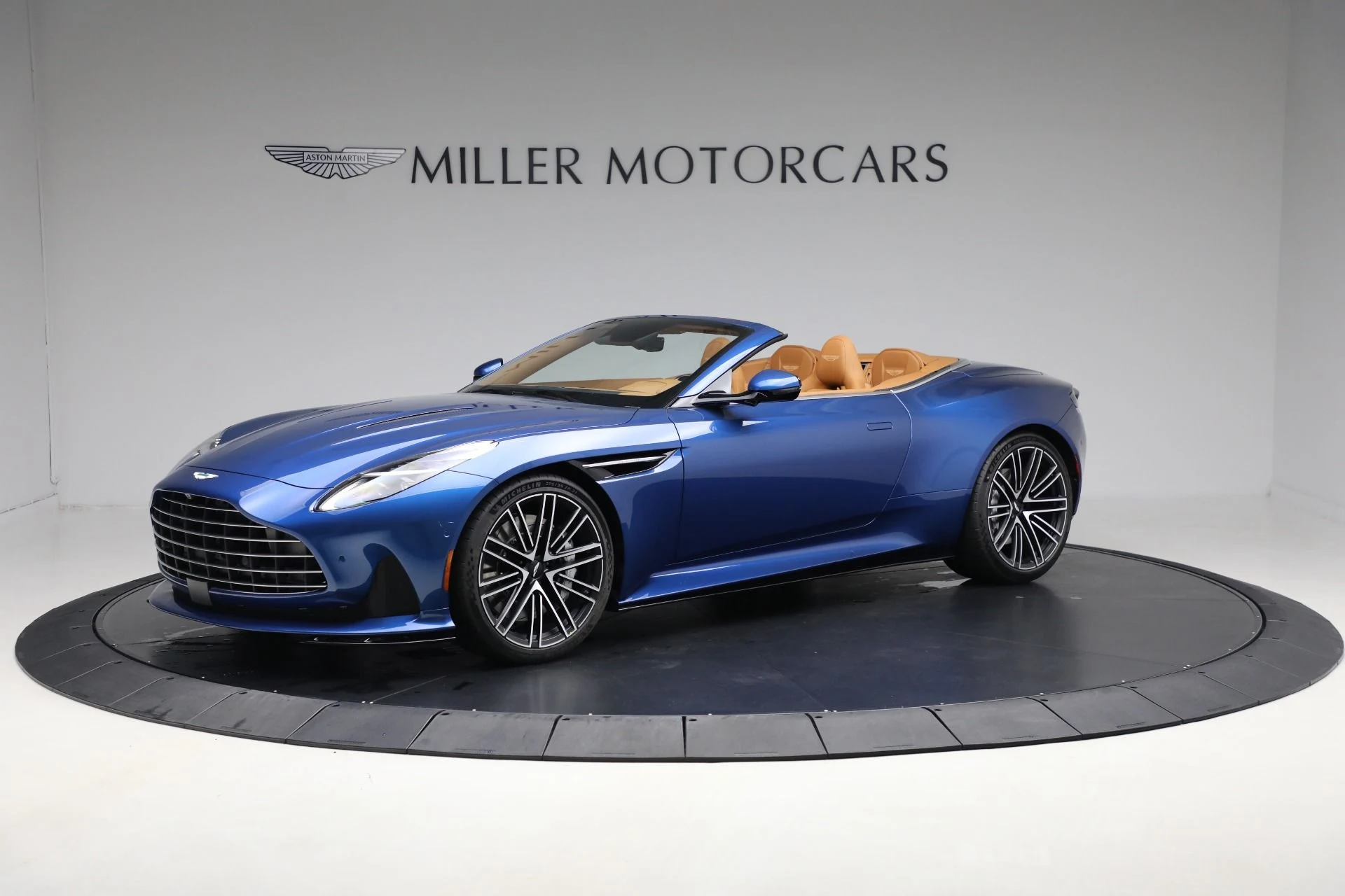 mph001_1554672152_New_2025_Aston_Martin_DB_12_Volante_96e231ef21