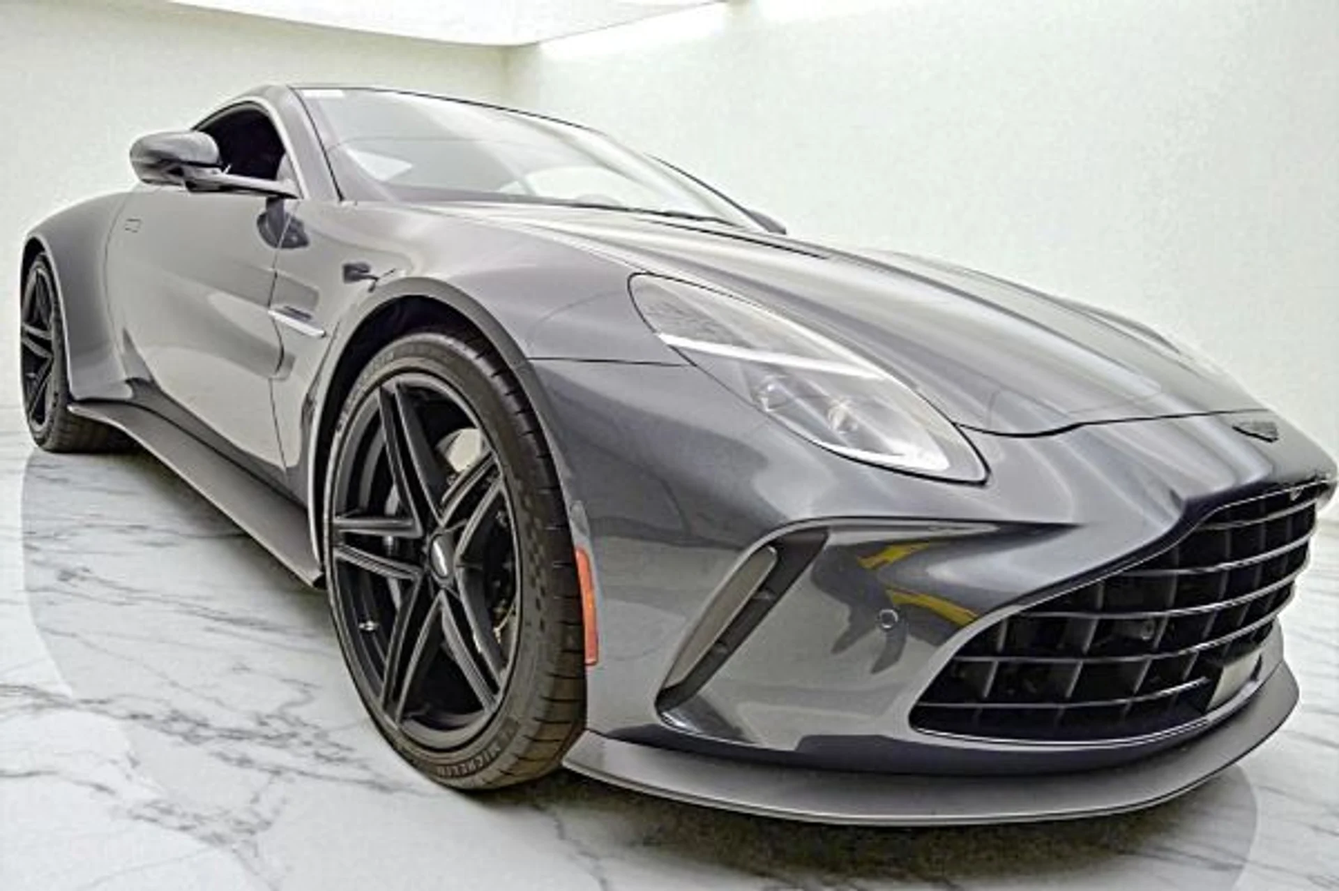 mph001_1567677517_Used_2025_Aston_Martin_Vantage_Coupe_745ac23fbb