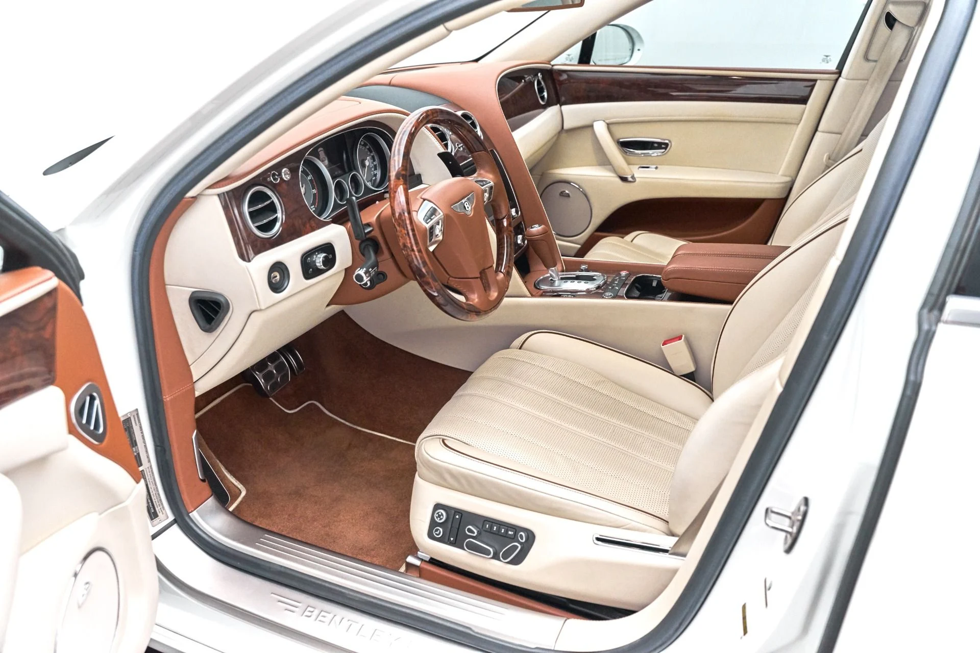 mph001_157609558_Used_2015_Bentley_Flying_Spur_V8_1615575338_0812350d5e