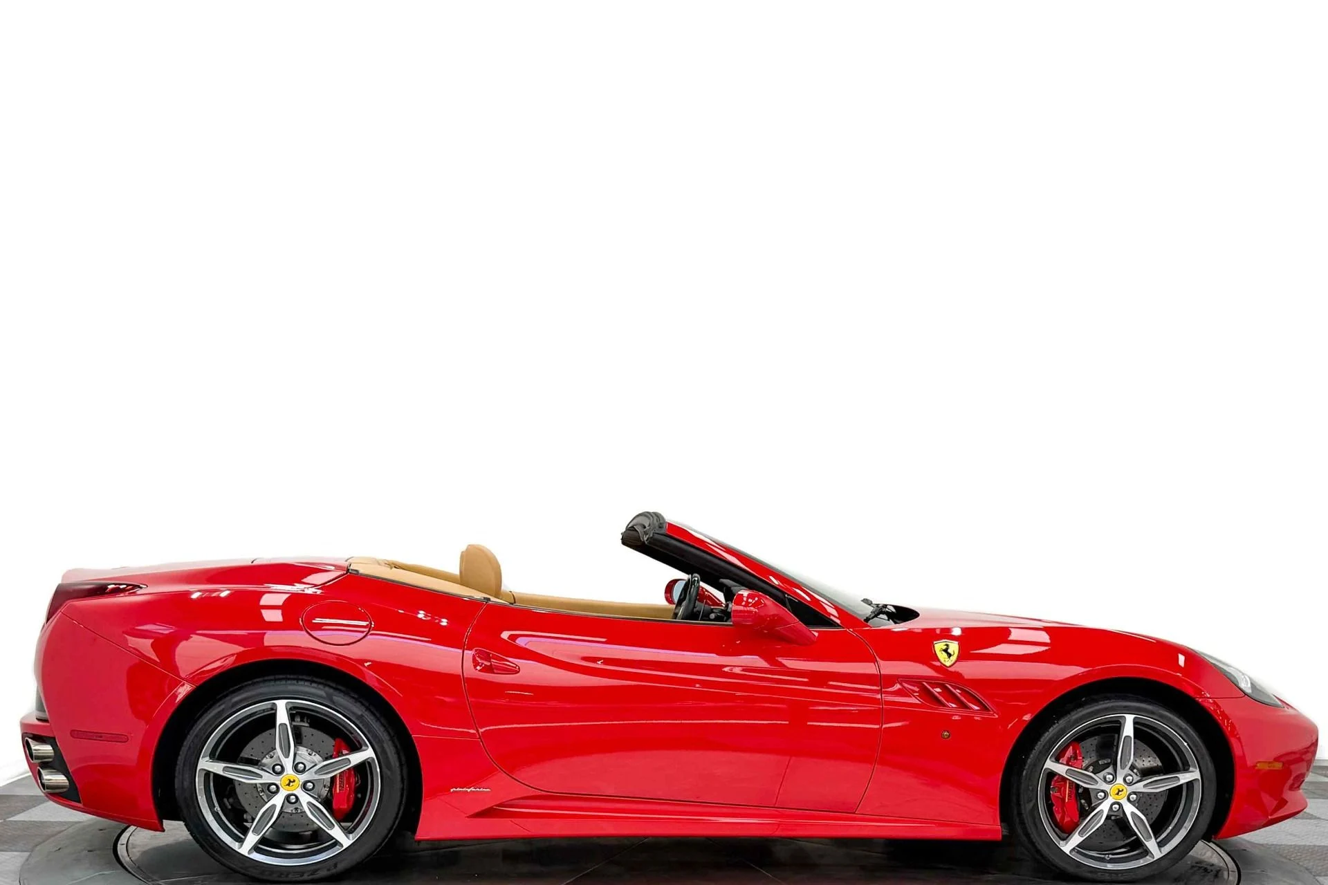 mph001_1626504858_Used_2014_Ferrari_California_Daytona_Seats_490_Horsepower_Carbon_Fiber_Steering_Wheel_w_LE_Ds_1783362230_74707f6cf8