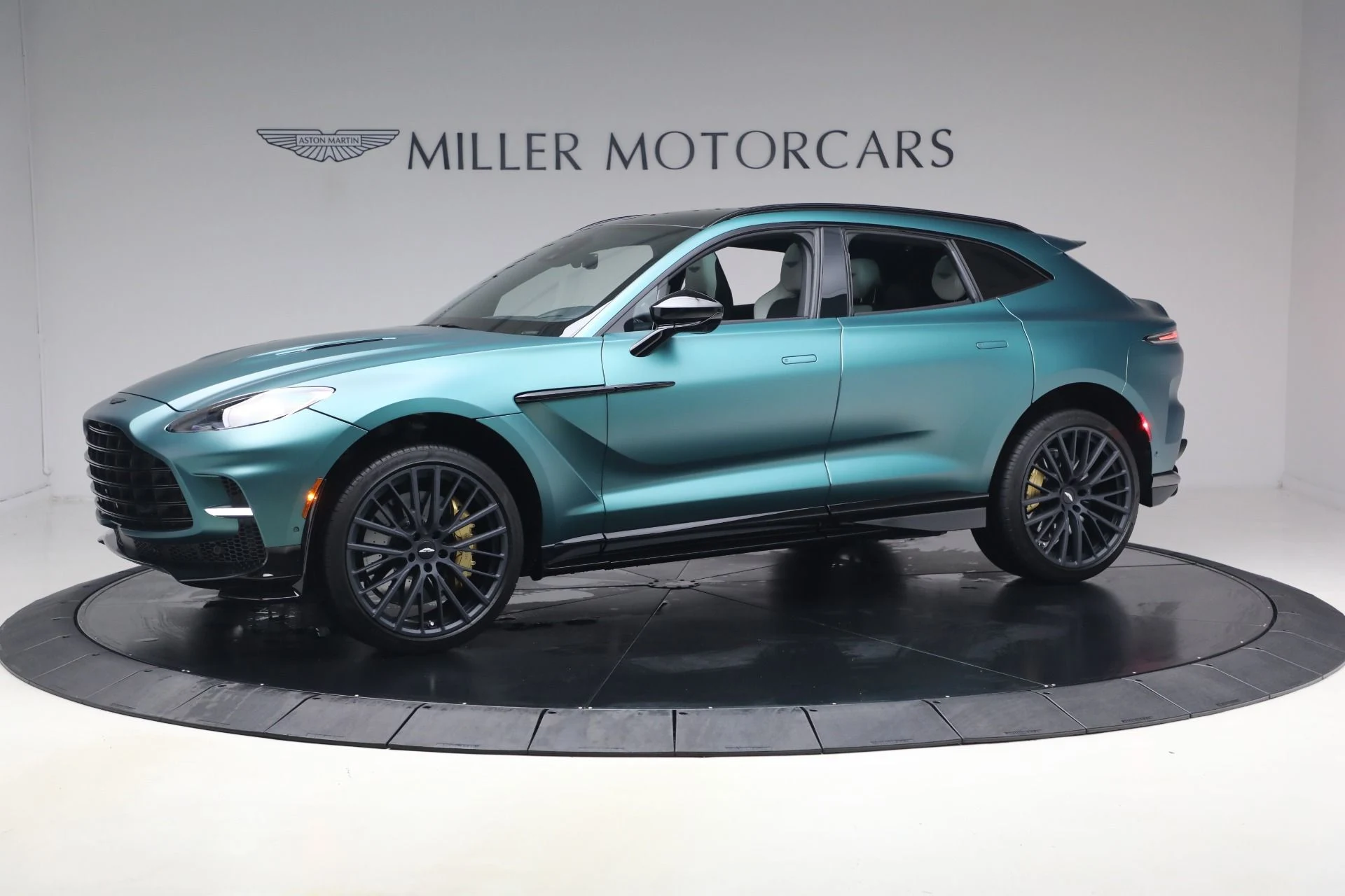 mph001_1636995346_Used_2023_Aston_Martin_DBX_707_1787862808_8d28b18bda