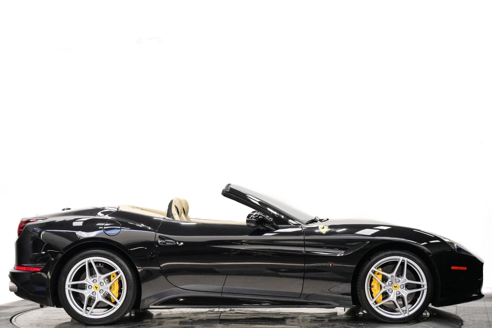 mph001_1645352927_Used_2015_Ferrari_California_T_Diamond_Quilted_Seats_Carbon_Fiber_Driving_Zone_1780071099_beb308184f
