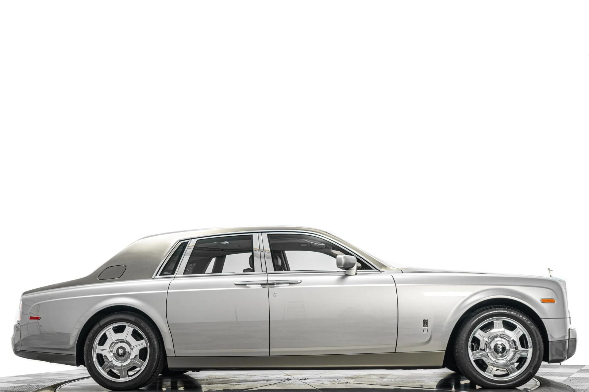 mph001_1660060479_Used_2007_Rolls_Royce_Phantom_Two_Tone_Exterior_and_Interior_Chromed_Wheels_1782334657_e9e436f0f2