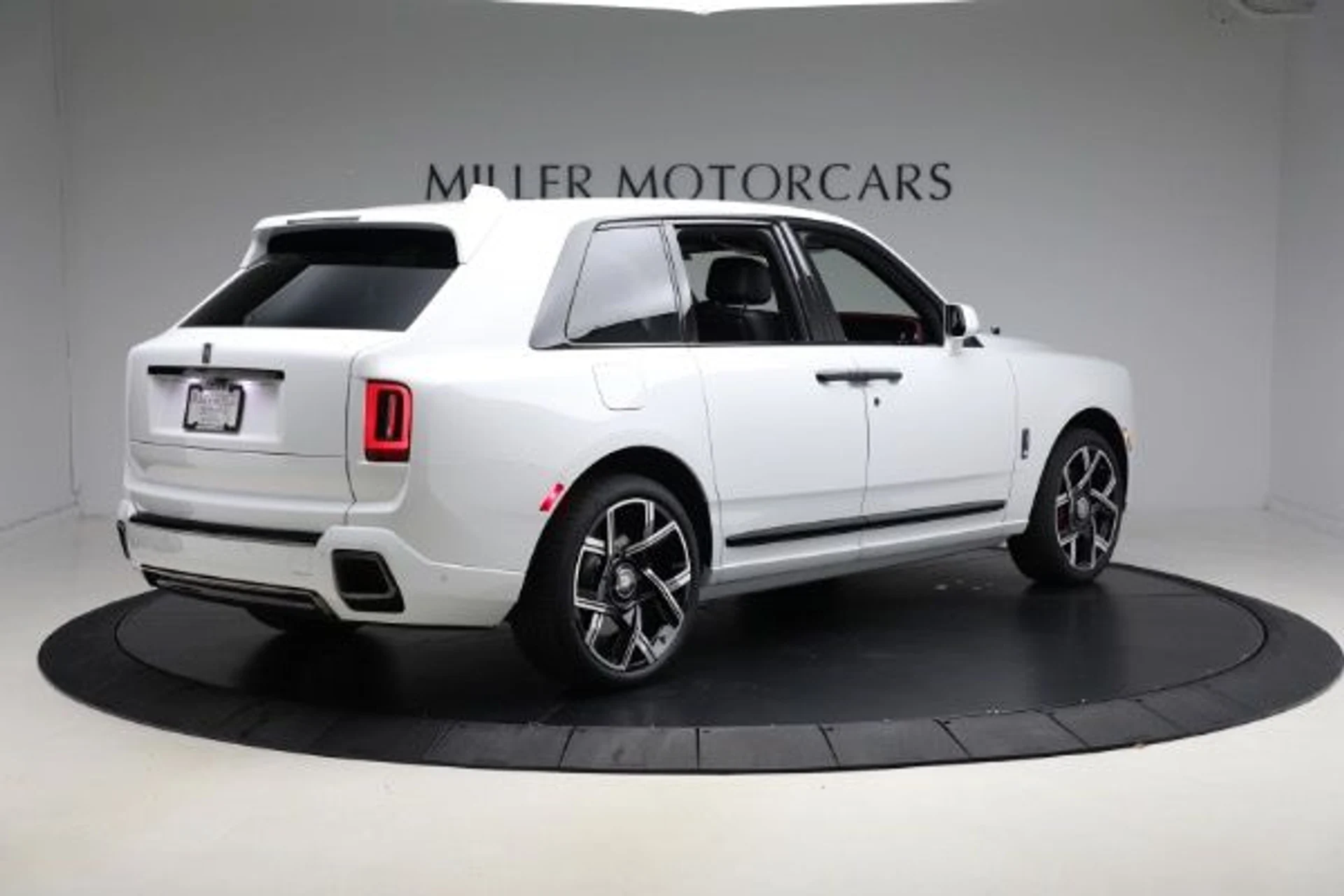 mph001_1688752174_Used_2026_Rolls_Royce_Black_Badge_Cullinan_26089a68c8