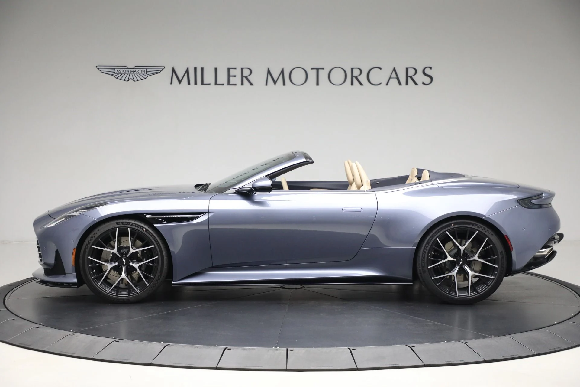 mph001_17034777_New_2025_Aston_Martin_DB_12_Volante_93ea52cbf9