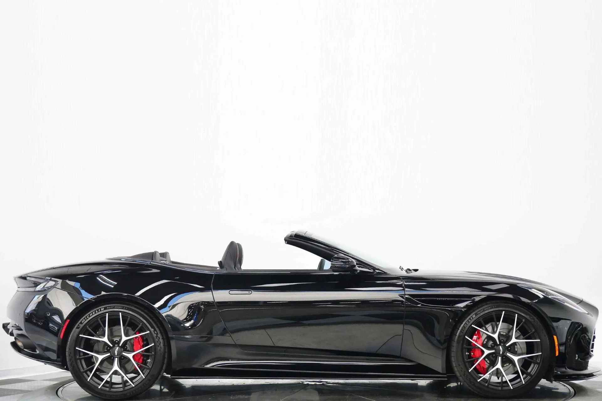 mph001_176646580_Used_2025_Aston_Martin_DB_12_Volante_Inspire_Sport_Interior_Upper_and_Lower_Black_Packs_1778172034_36887f8c1b