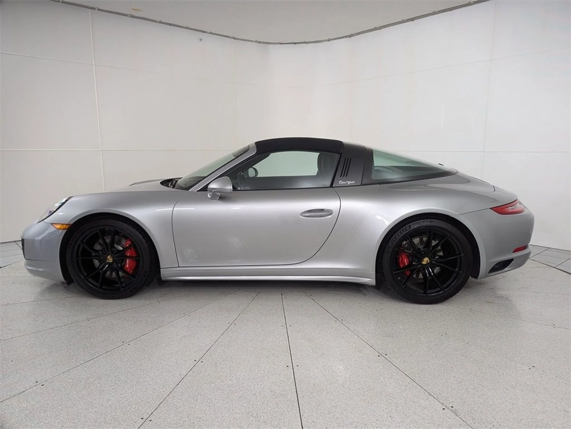 mph001_181681379_472cd9c77f16975f67e97295c10d4d31x_fe31c56336