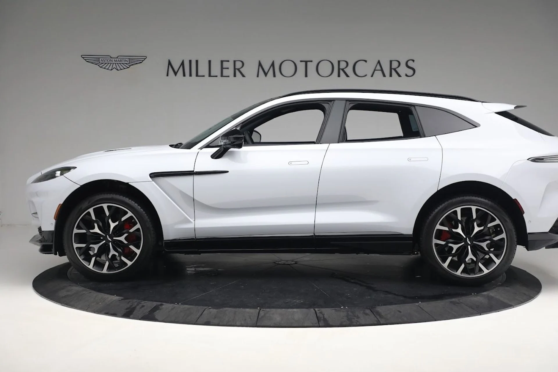 mph001_1841370577_Used_2023_Aston_Martin_DBX_707_731154d5df