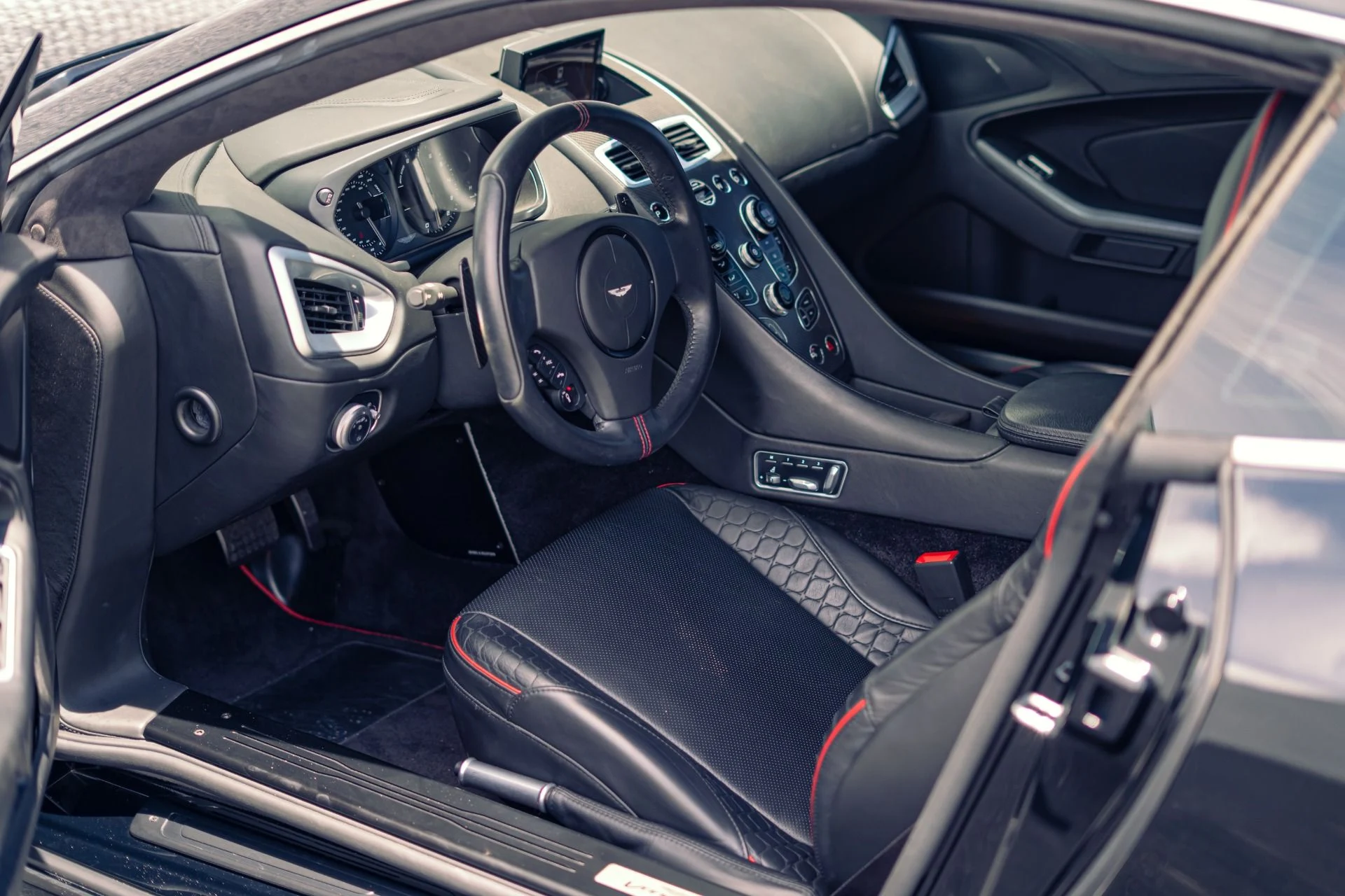 mph001_18431699_Used_2014_Aston_Martin_Vanquish_Carbon_Exterior_Package_1783458978_4f22cb93fa
