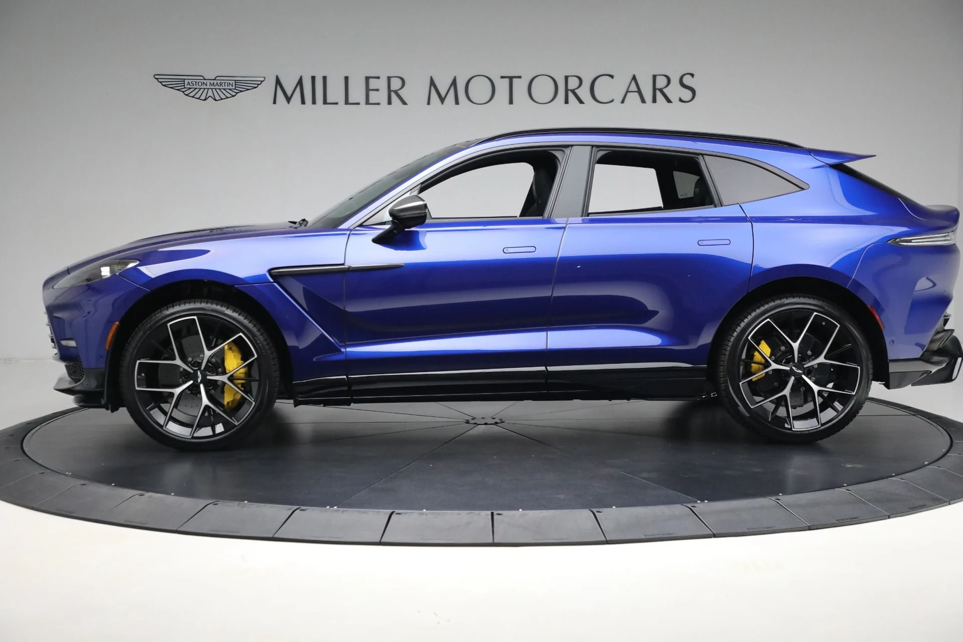 mph001_1887024962_New_2025_Aston_Martin_DBX_707_707_5f198b84b4