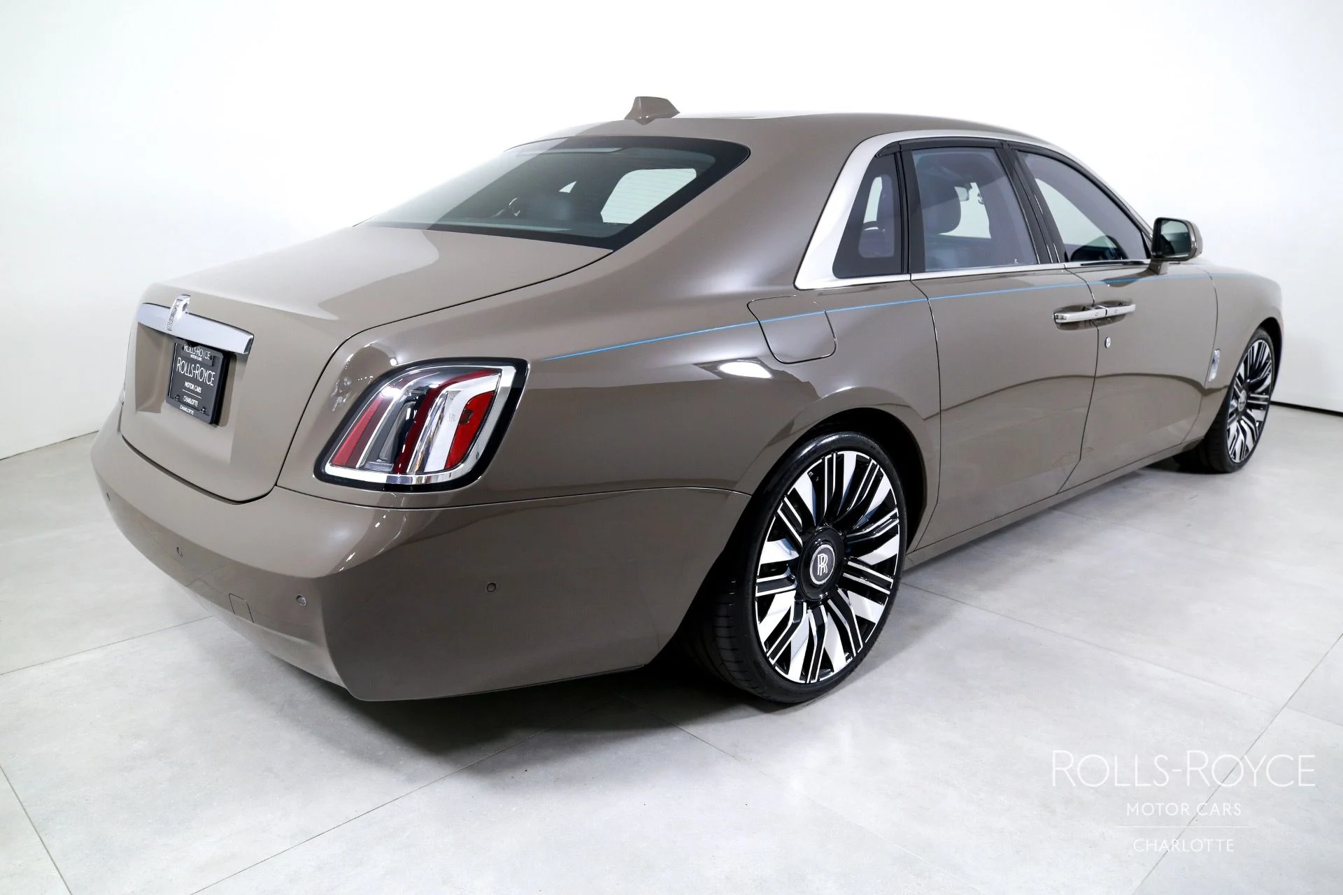 mph001_1916244540_Used_2025_Rolls_Royce_Ghost_1759510962_d71ea99773