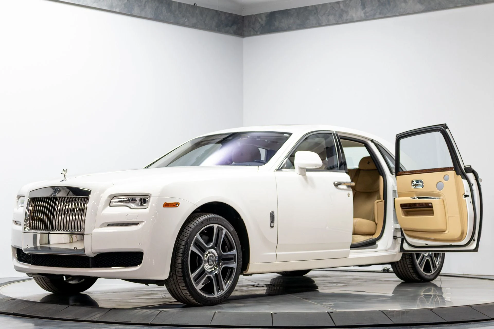 mph001_19403765_Used_2017_Rolls_Royce_Ghost_1774888920_cd49e5b7ca