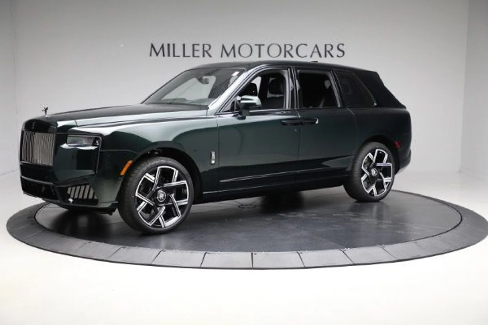 mph001_1956399704_New_2025_Rolls_Royce_Black_Badge_Cullinan_bed1dfe94d