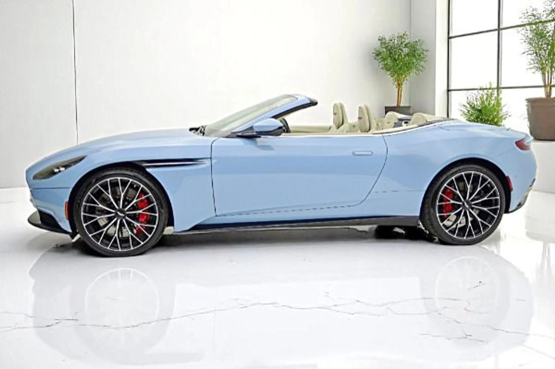 mph001_1961568384_Used_2023_Aston_Martin_DB_11_Volante_bd8aba622a