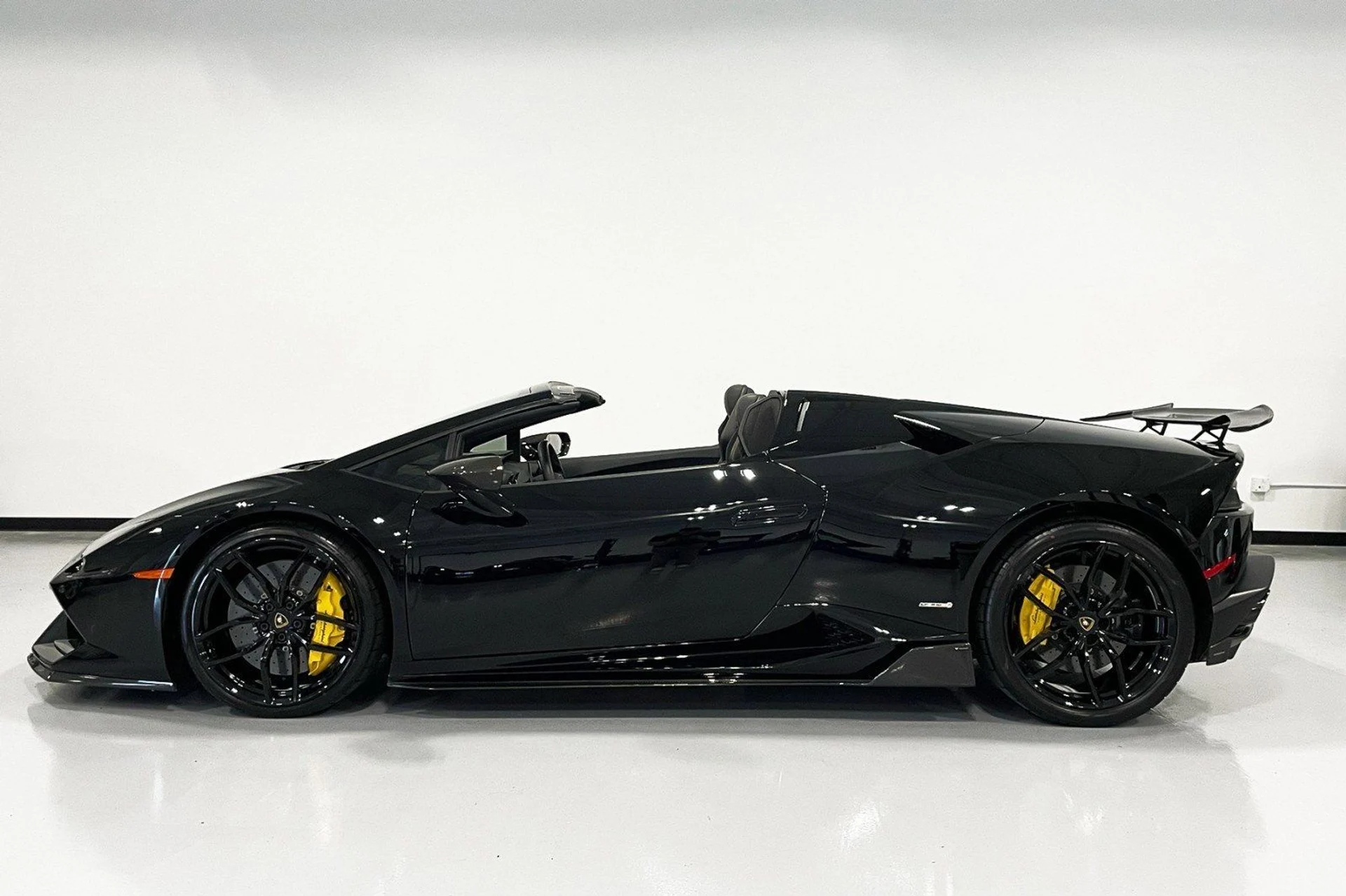 mph001_2014722134_Used_2017_Lamborghini_Huracan_LP_610_4_Spyder_1761858567_b0c3721e62
