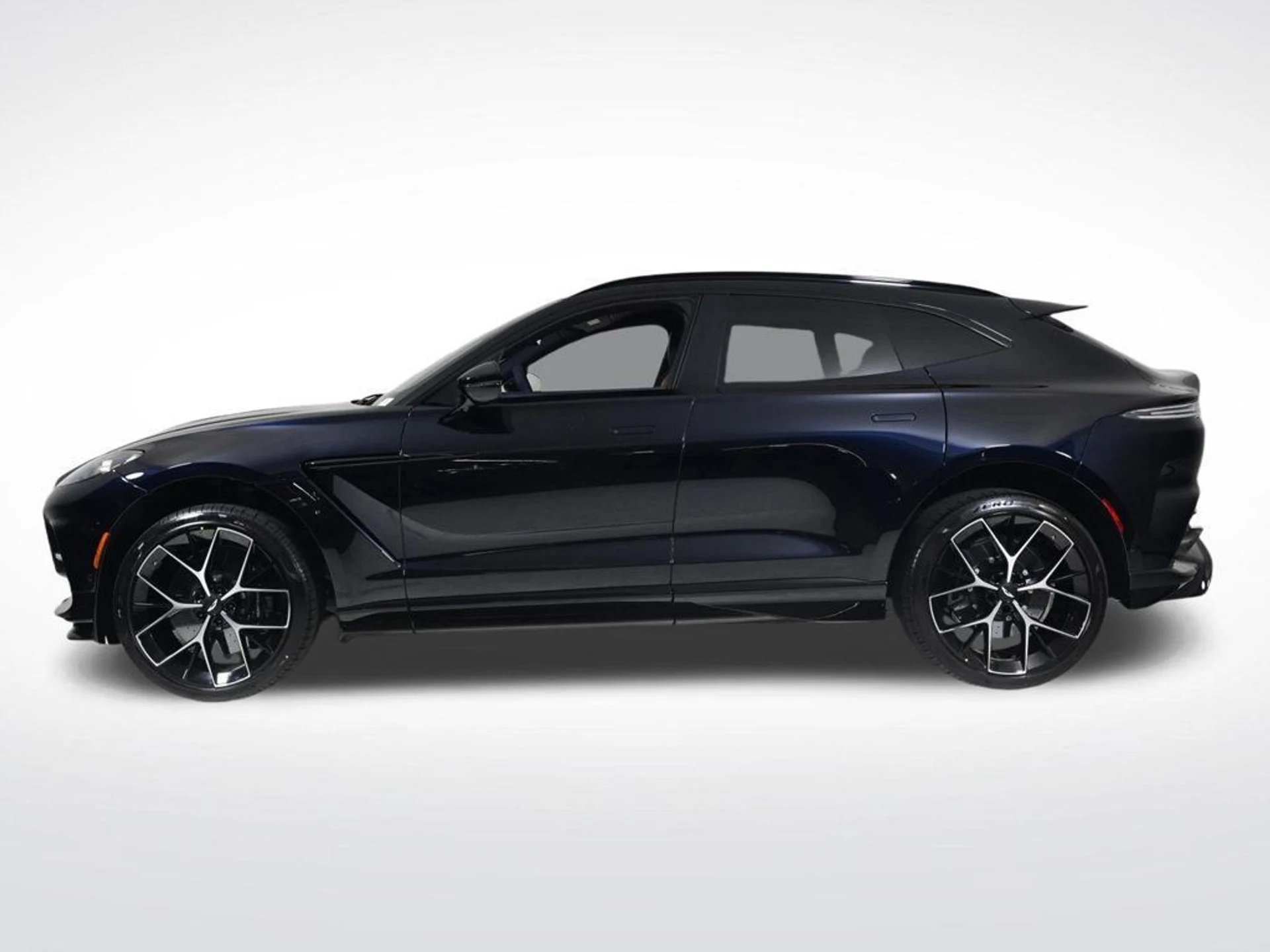 mph001_2023048090_new_2026_aston_martin_dbx_707awd_11350_22956758_2_1024_a00aa8efb9