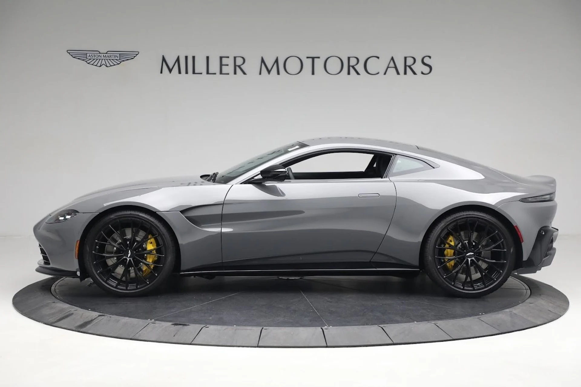 mph001_2035038557_Used_2023_Aston_Martin_Vantage_V8_d3cec36b97