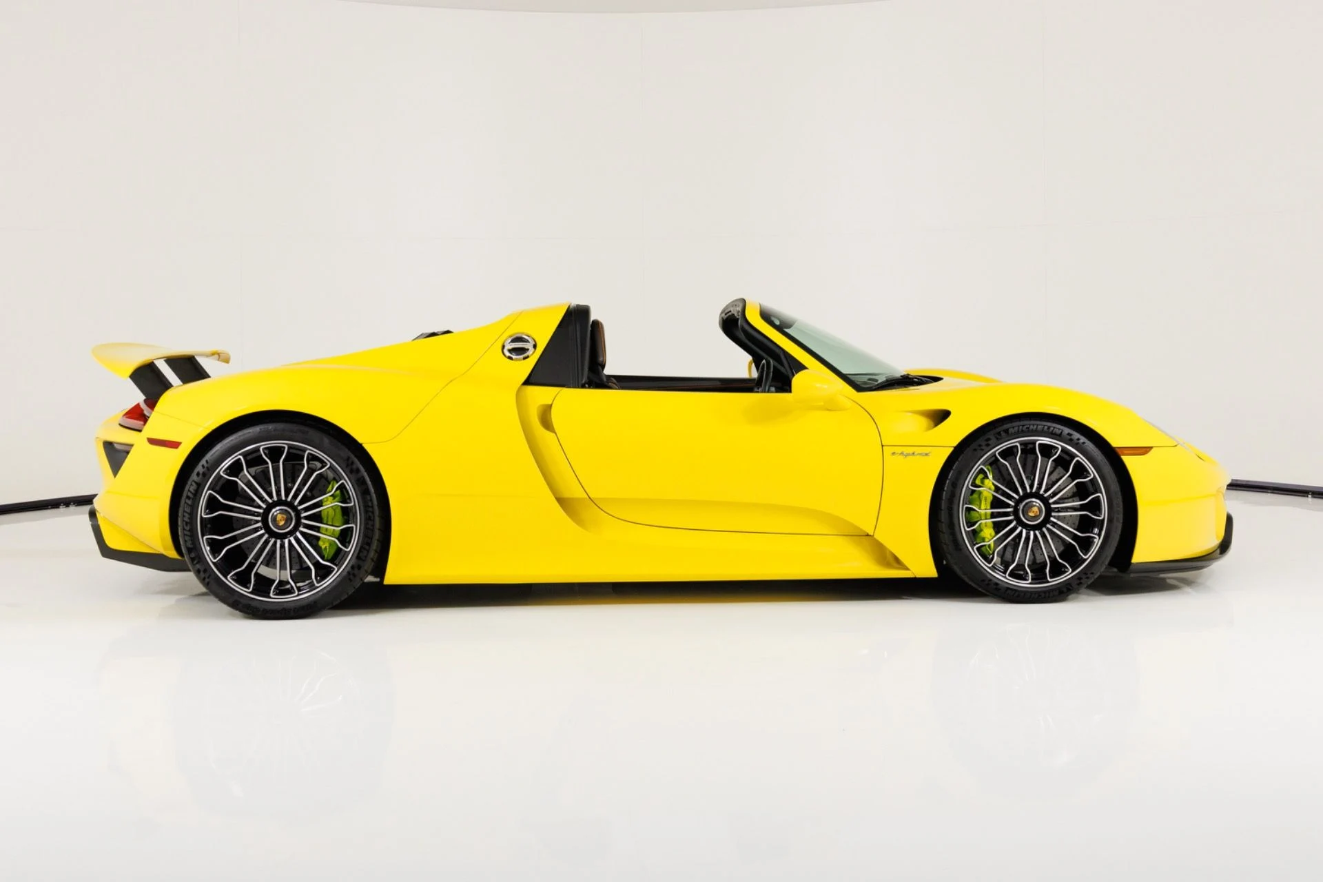 mph001_2037742655_Used_2015_Porsche_918_Spyder_1789427616_3ff5e87baa