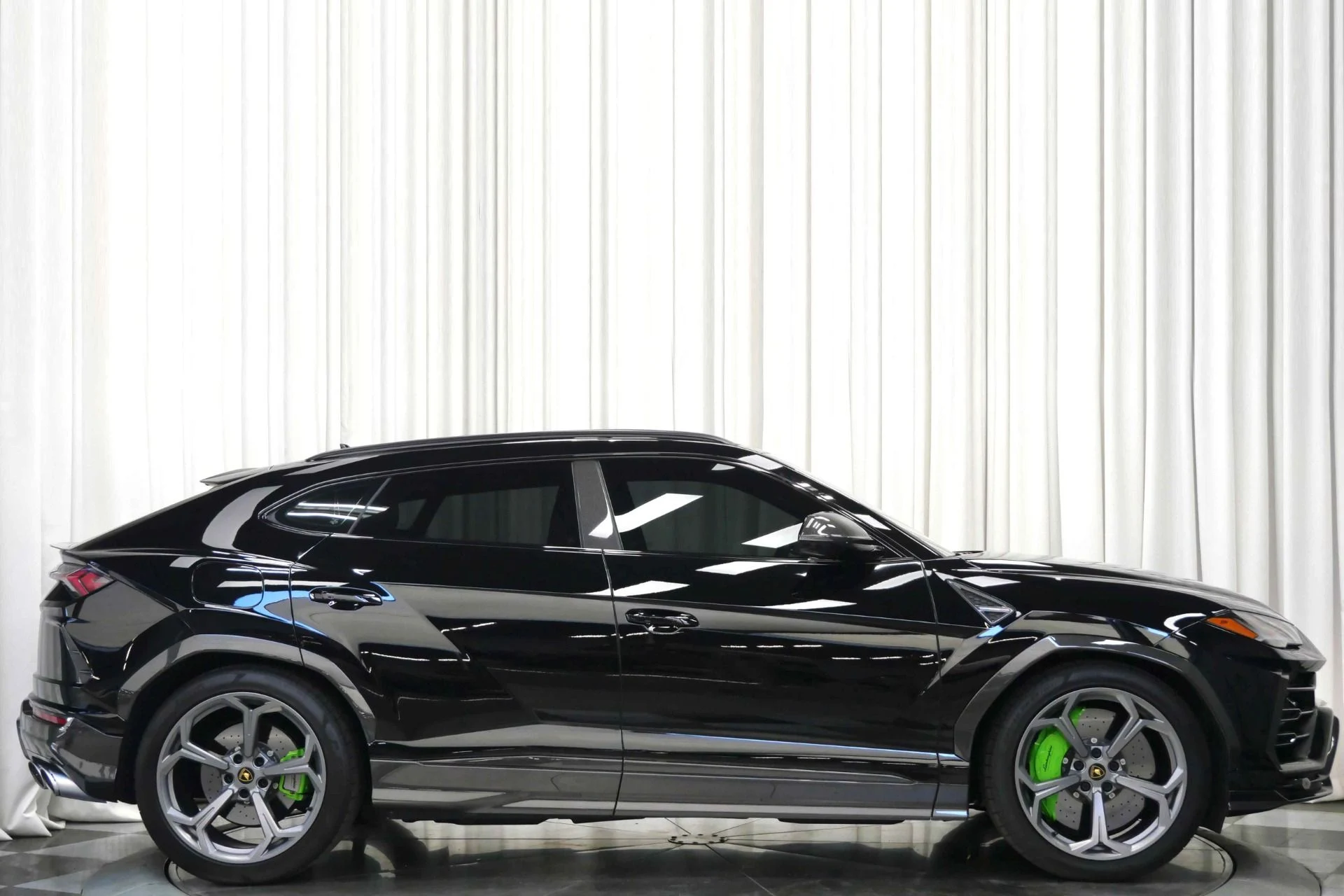 mph001_2066324158_Used_2022_Lamborghini_Urus_1761576470_cad5e31440