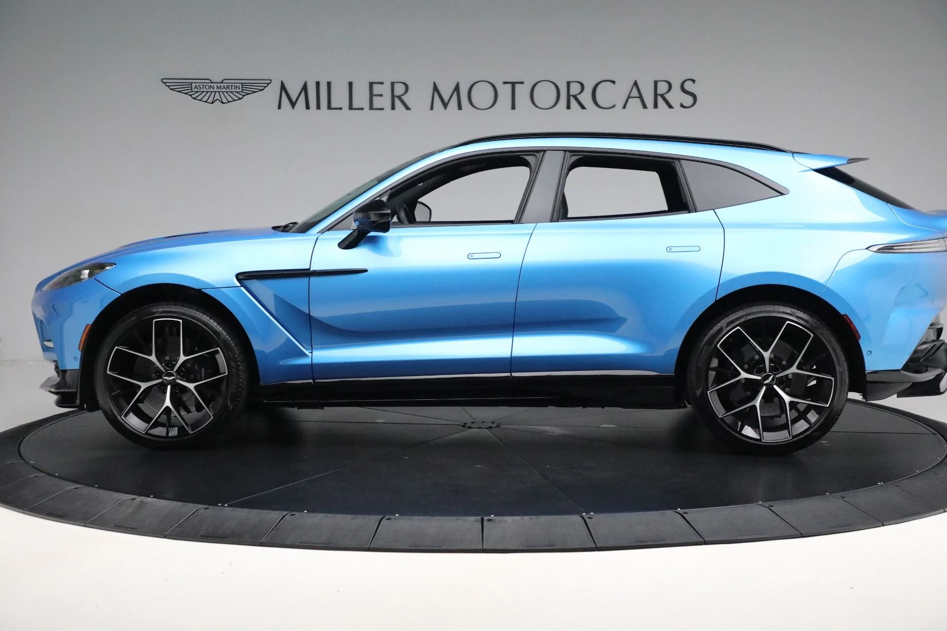 mph001_2209819260_Used_2024_Aston_Martin_DBX_707_9e6452971e