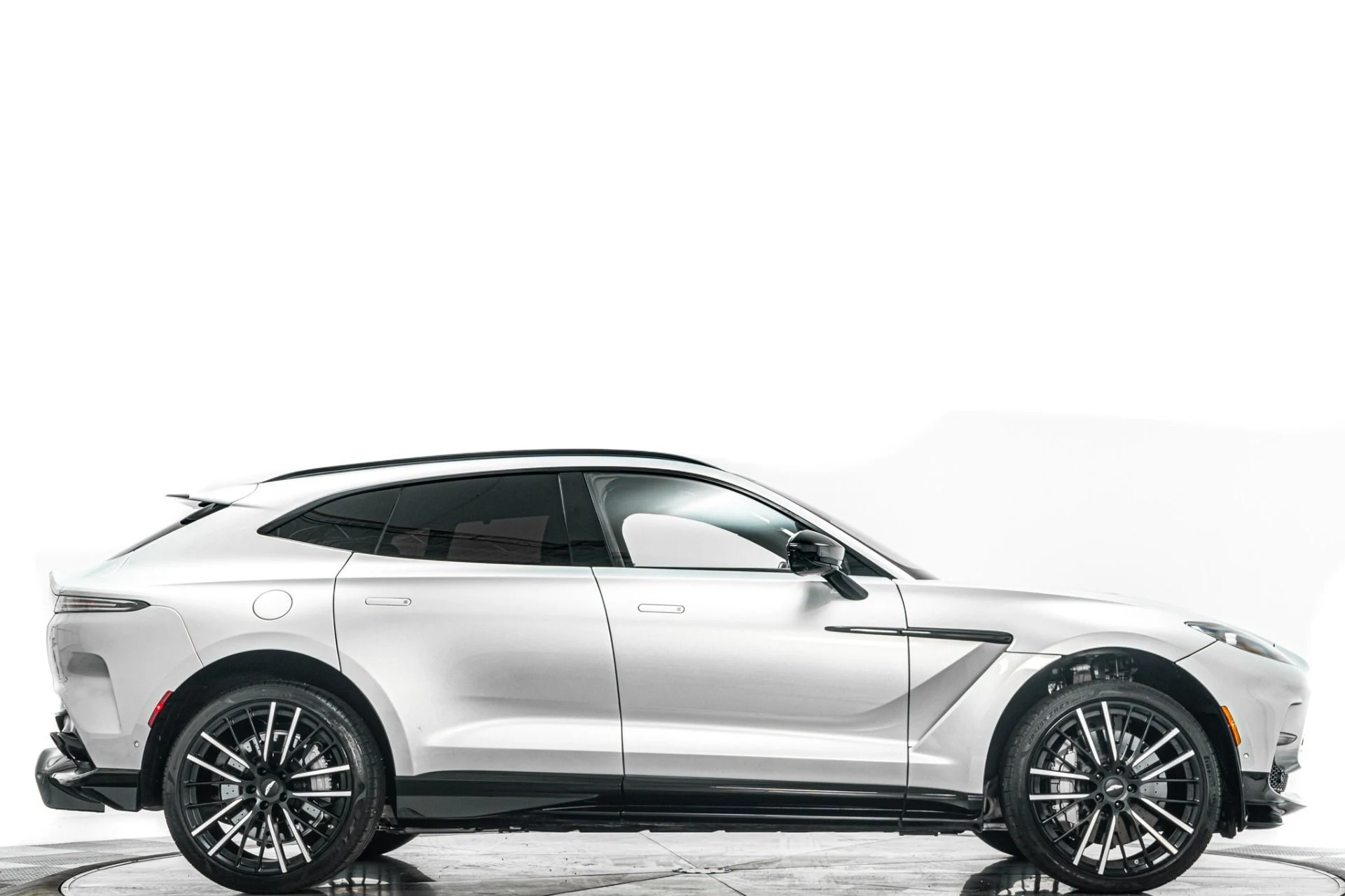 mph001_2220132079_Used_2023_Aston_Martin_DBX_707_1782508866_dc25c276f8