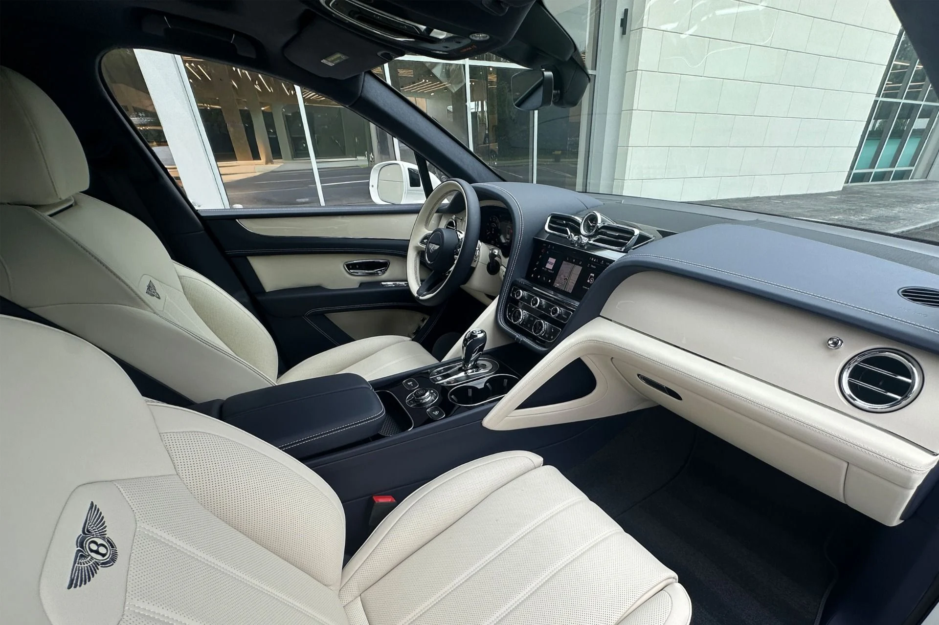 mph001_2228806454_New_2026_Bentley_Bentayga_V8_1784720137_7df13afbc2