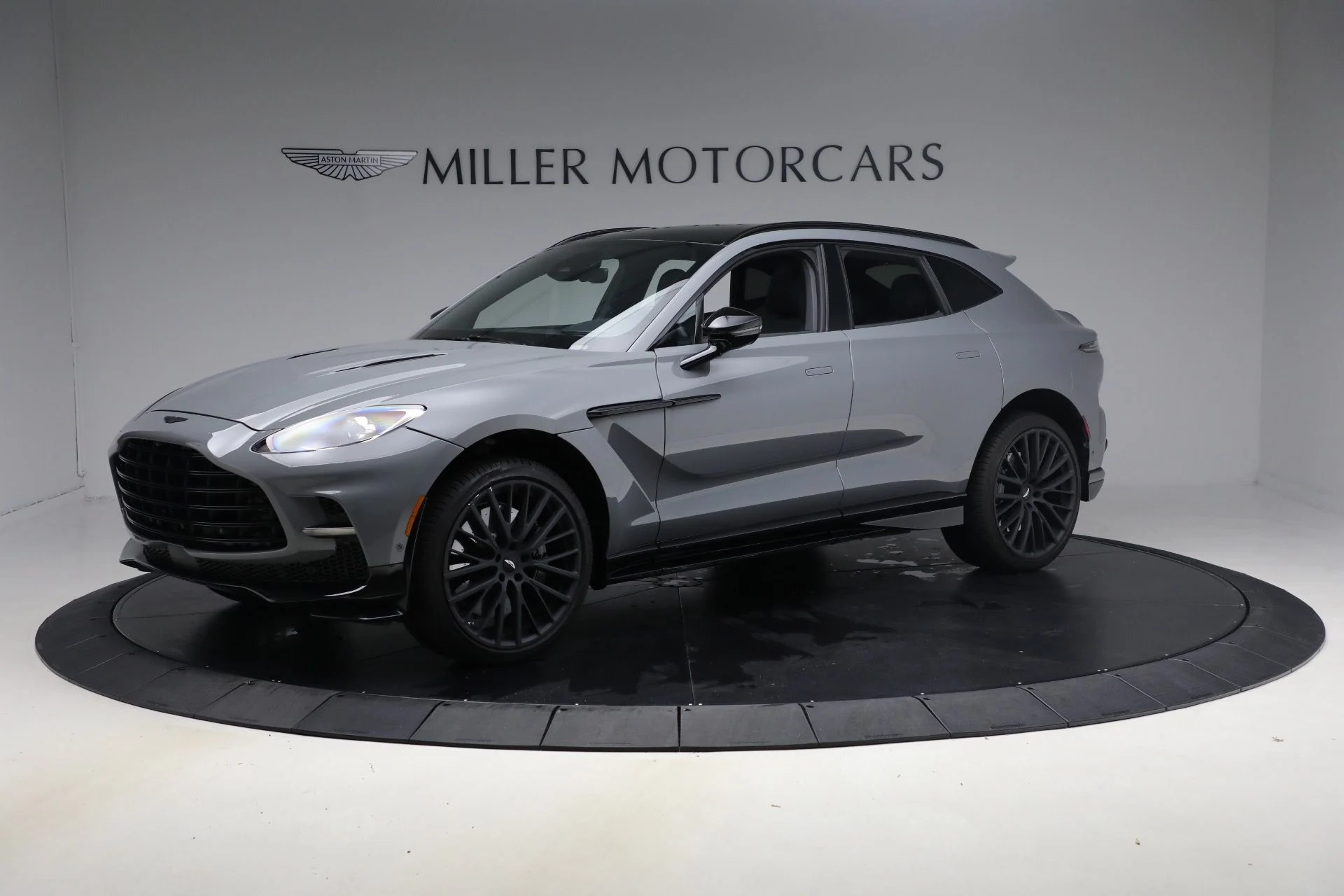 mph001_2243109781_New_2025_Aston_Martin_DBX_707_1762018387_f4d48944a8