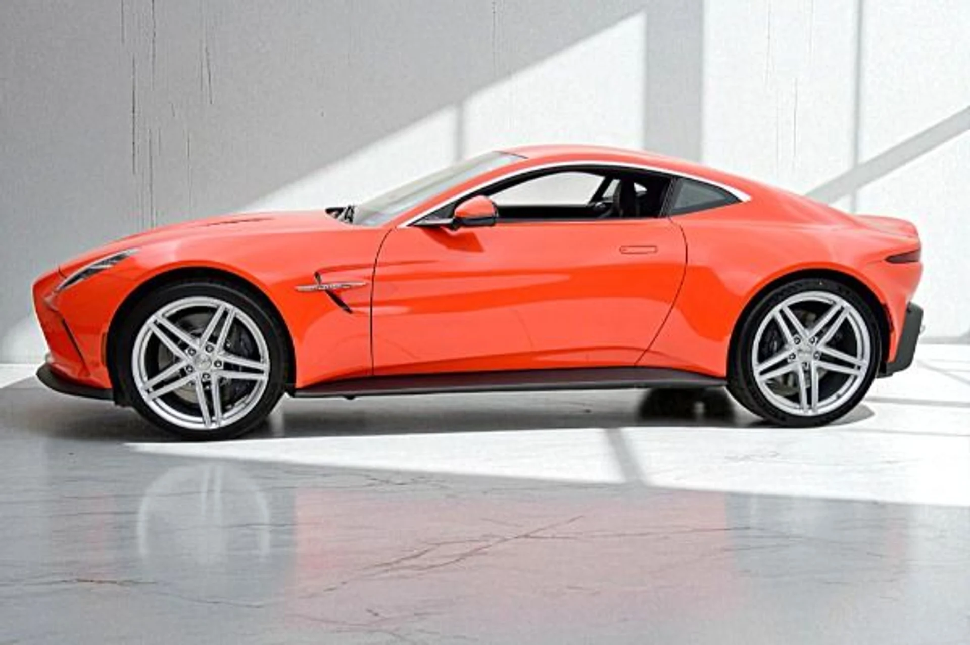 mph001_2257260033_New_2025_Aston_Martin_Vantage_302a100eee