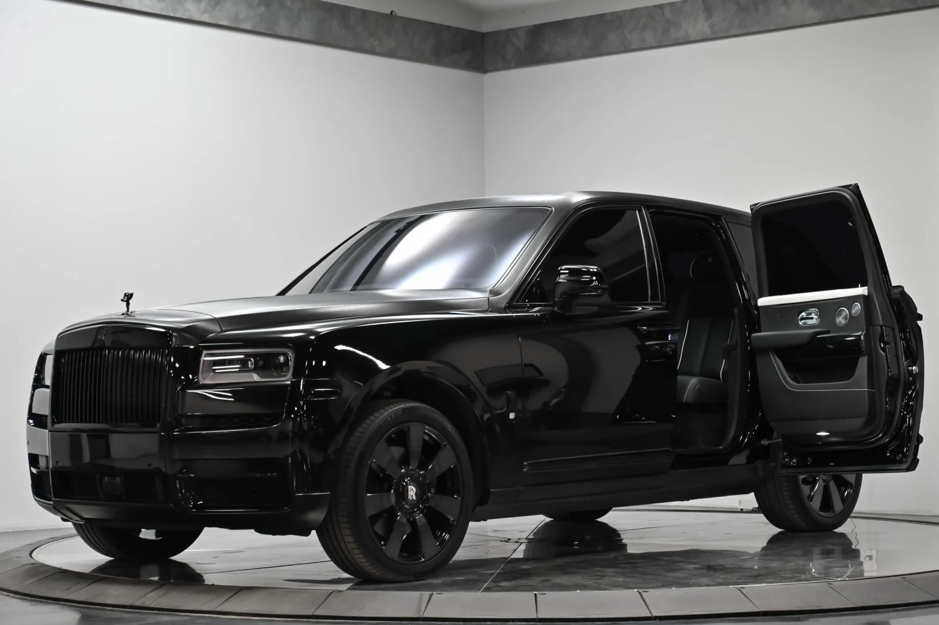 mph001_2278917296_Used_2019_Rolls_Royce_Cullinan_Base_1753897594_155029ef34